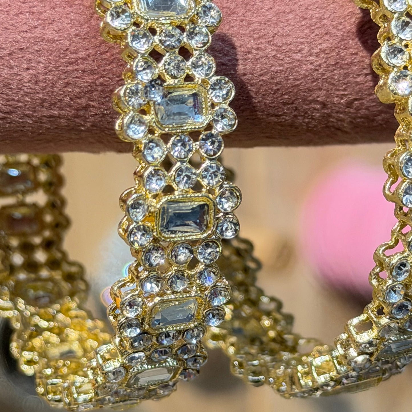 Amira Kundan Bangles Crystal – Luxe Gouden Armbanden met Heldere Kristallen