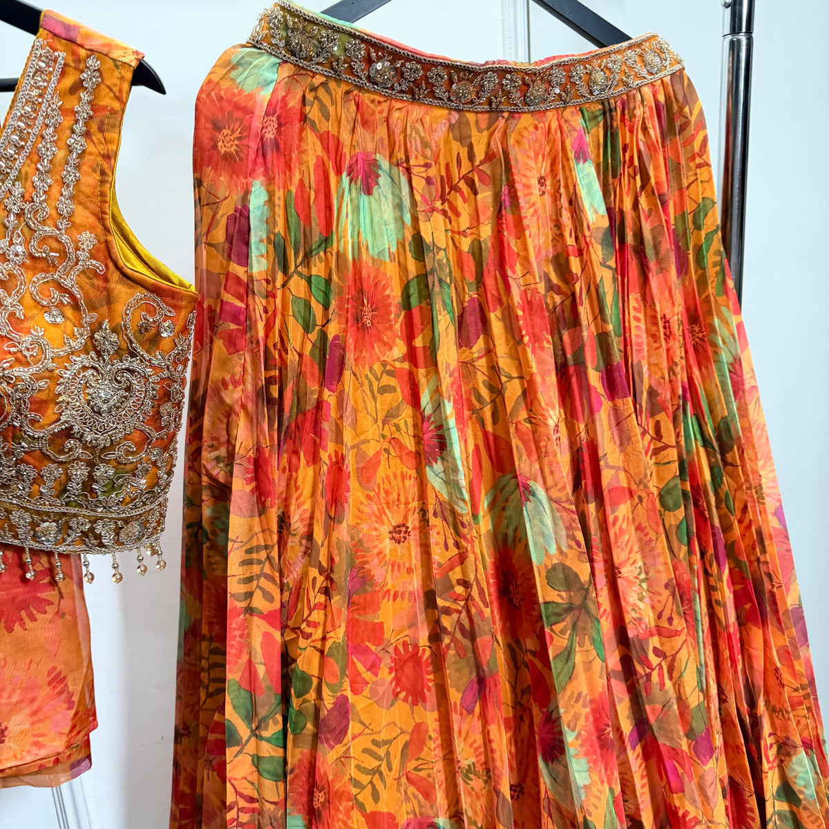 Zoya Orange Floral Lehenga met Geborduurde Blouse