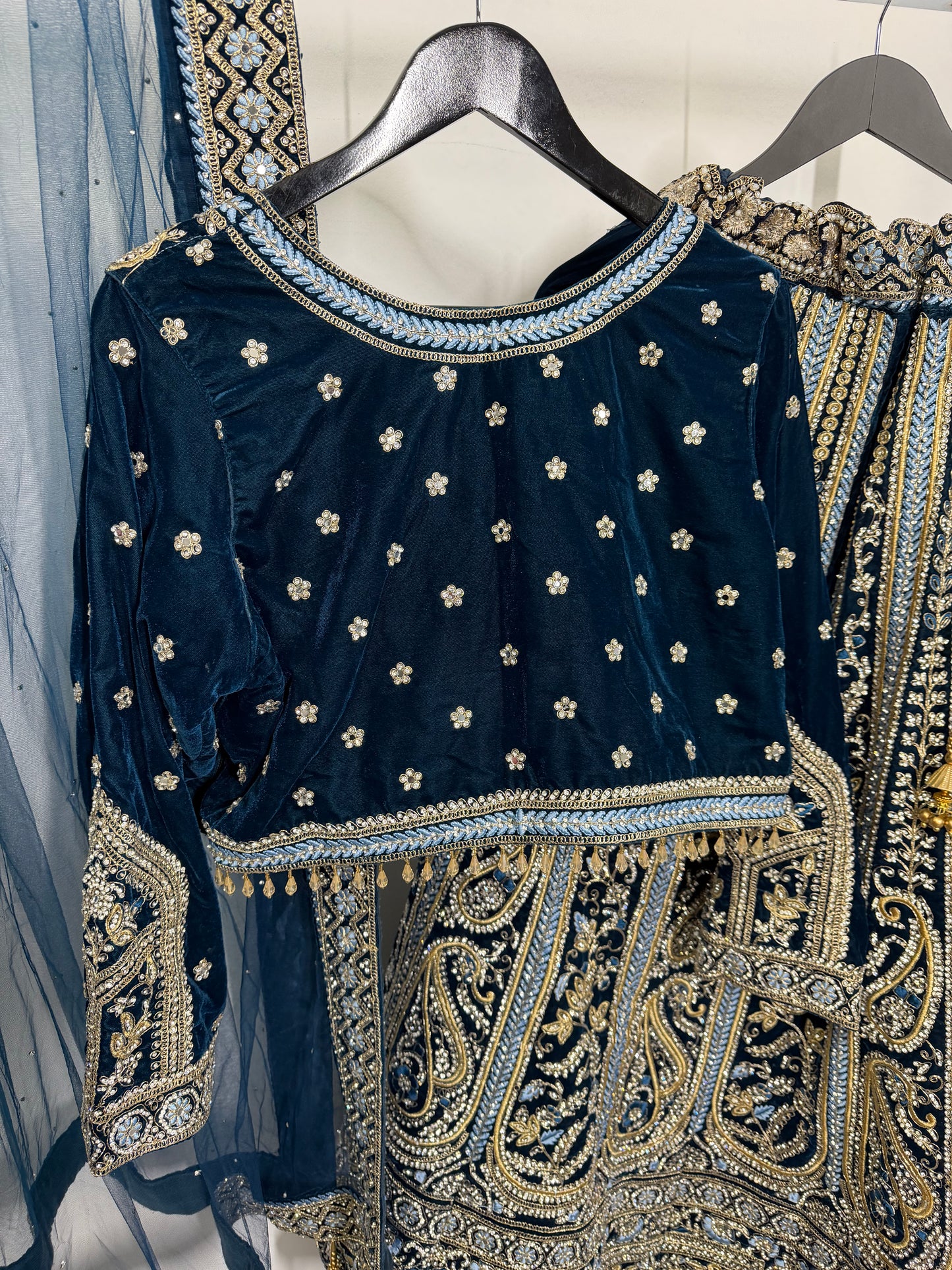 Donkerblauwe designer lehenga met heavy zari & stonework