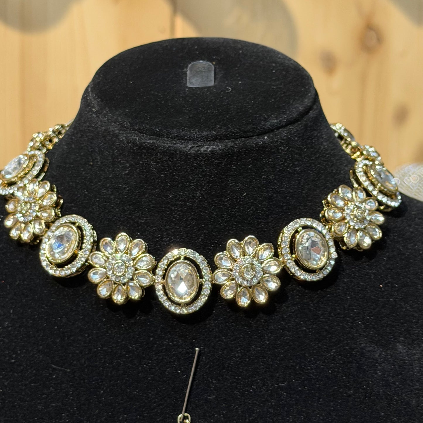 Noor Almas Bridal Jewellery Set – Luxe 3-delige goudkleurige Sieradenset