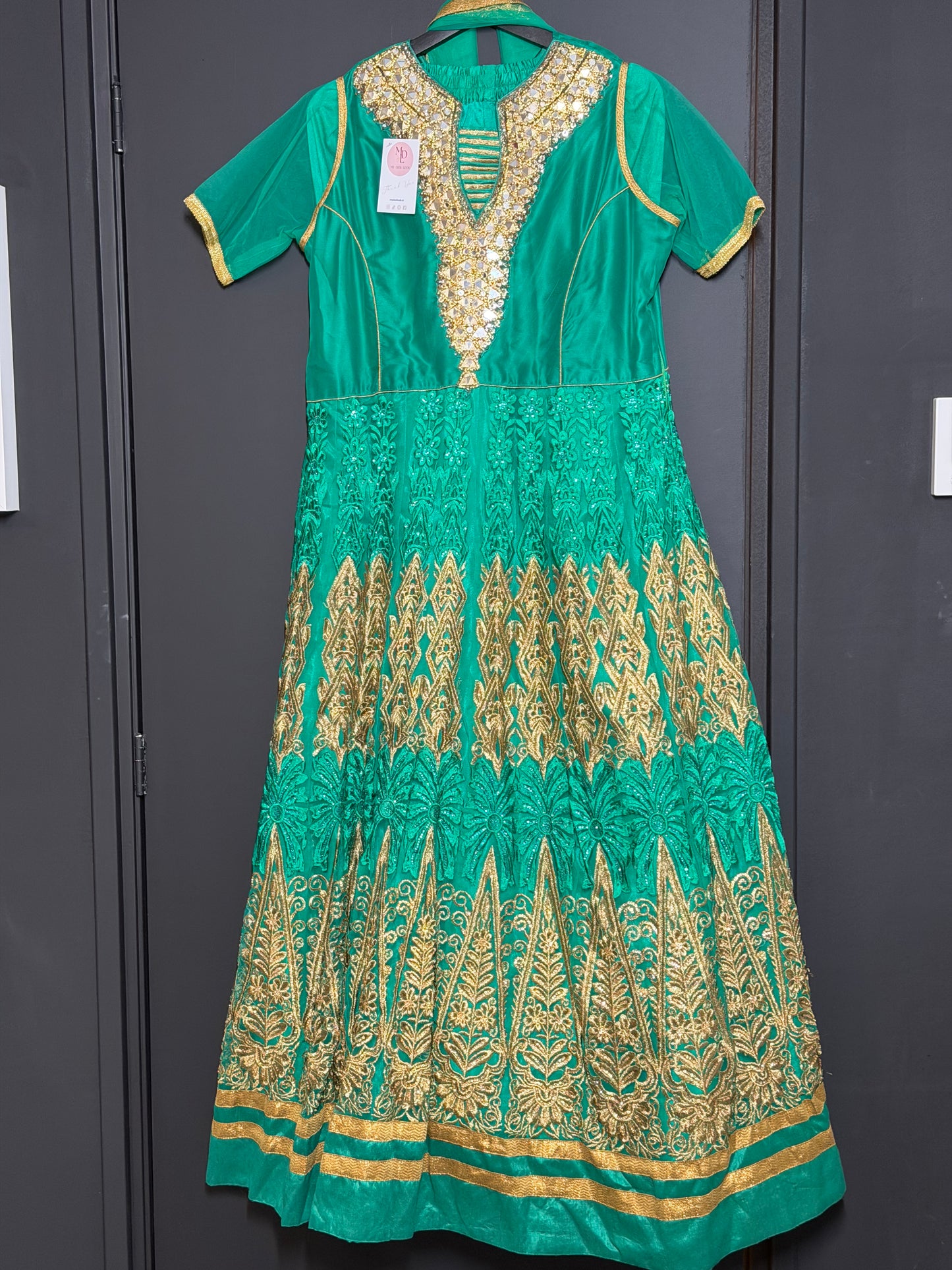 Groene Anarkali Set met Goud Details