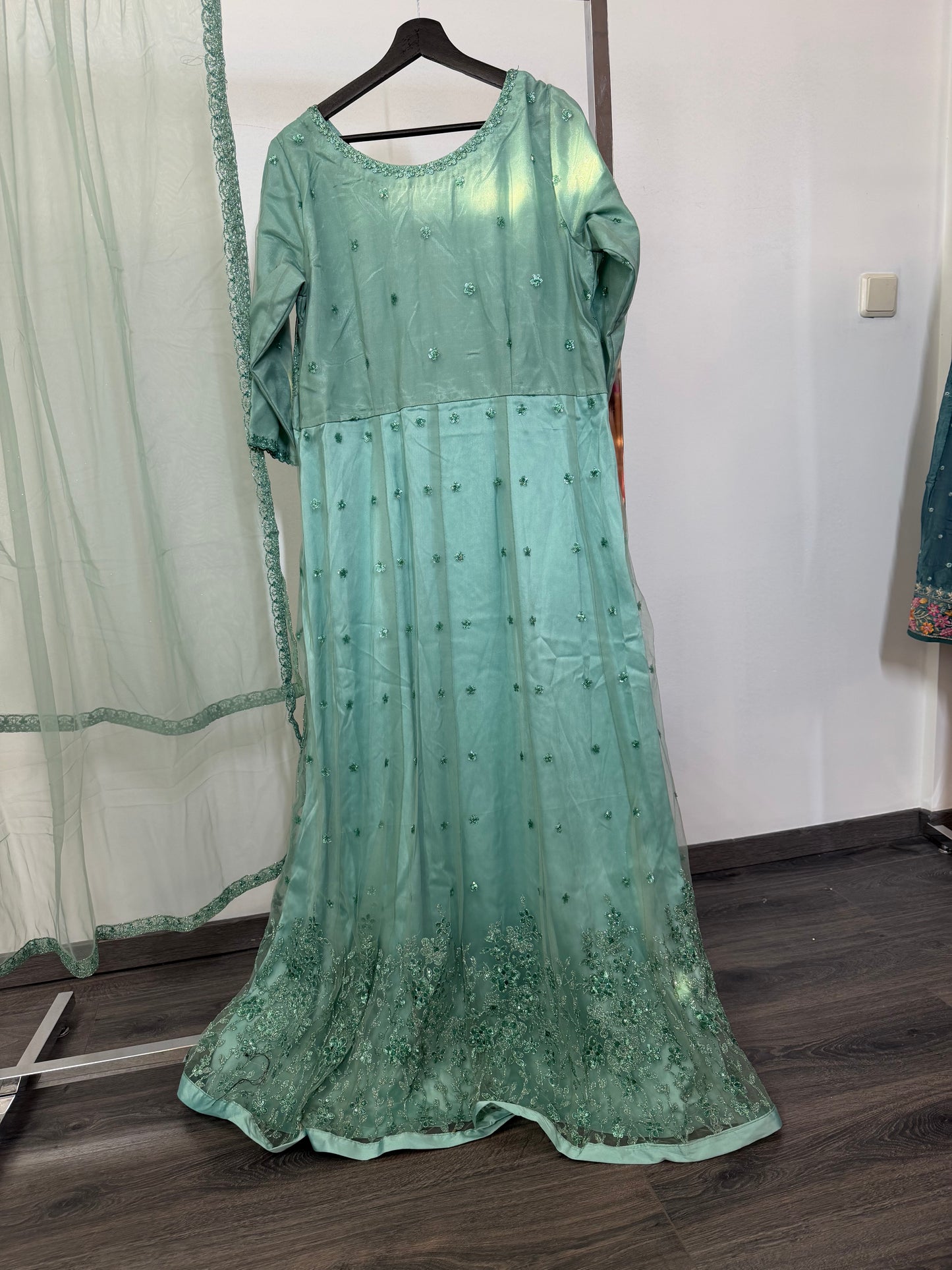Mintgroene Anarkali met Fijn Borduurwerk & Dupatta