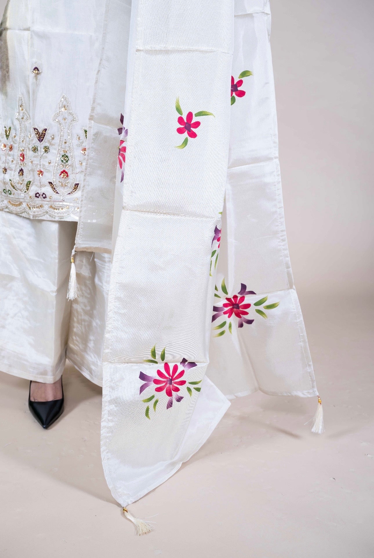 Witte Salwar Kameez met Borduurwerk en Dupatta – Elegante Indiase Outfit