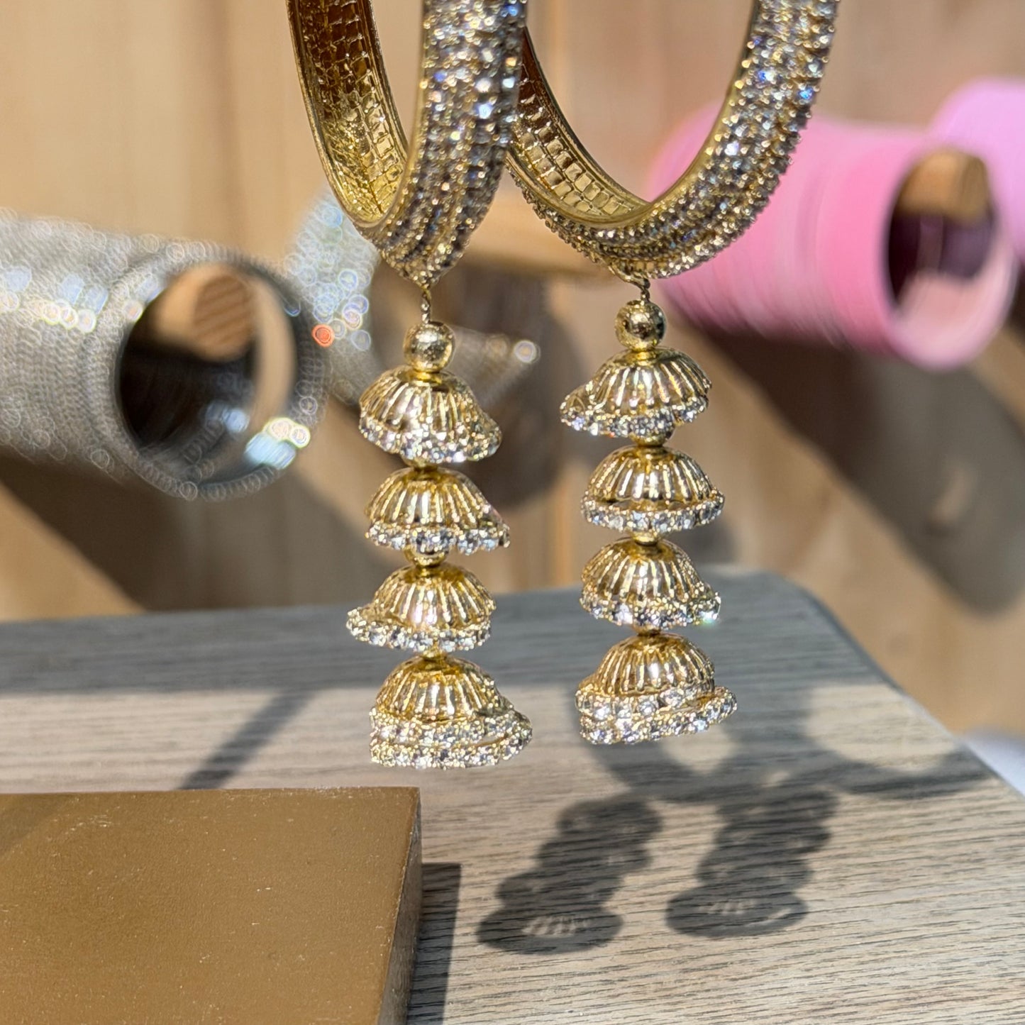 Noor Jhumki Bangle Goud – Luxe Kristallen Armband met Jhumki Hangers