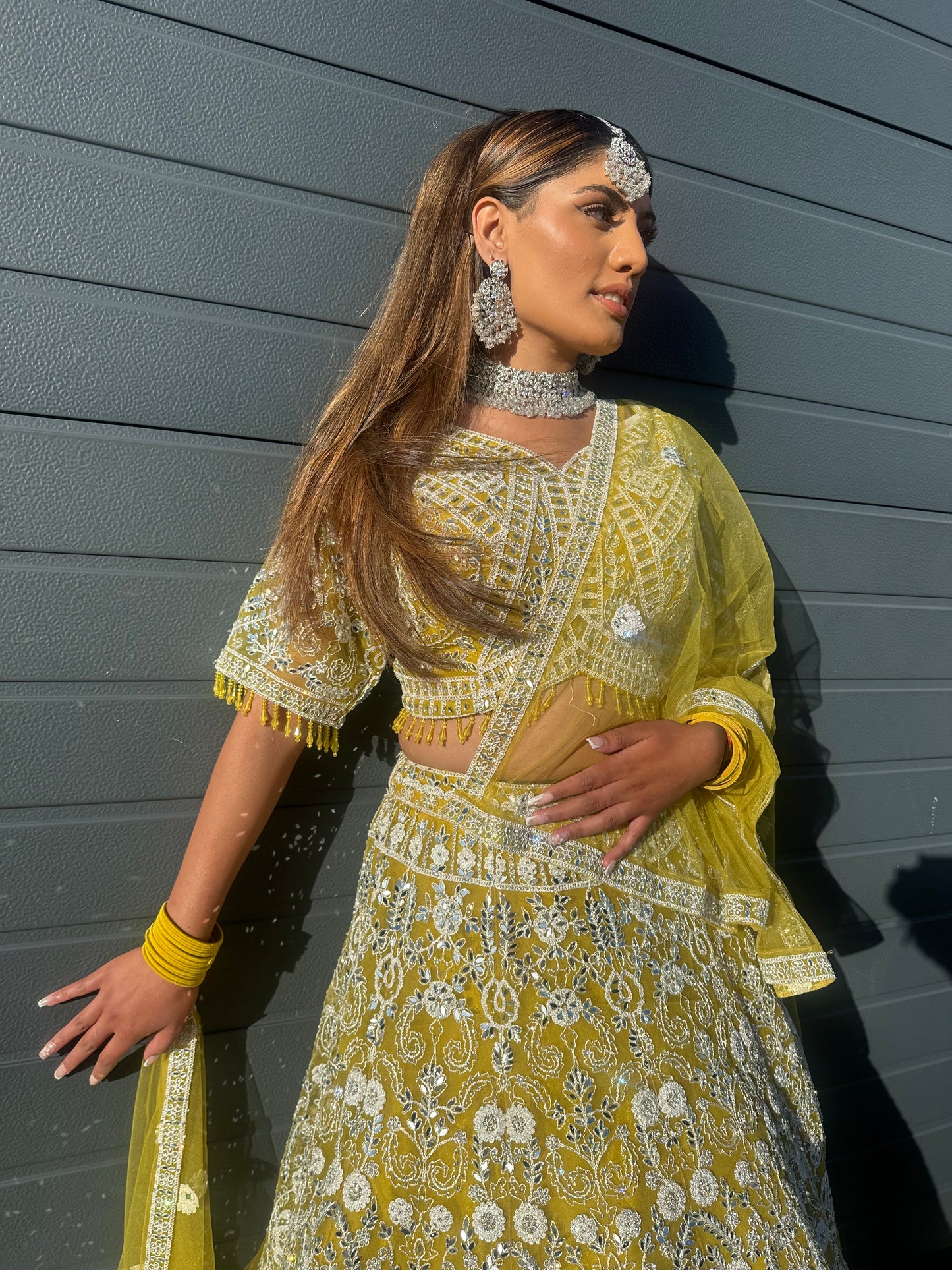 Olijfgroene lehenga met wit borduurwerk | Luxe Indiase feestjurk dames