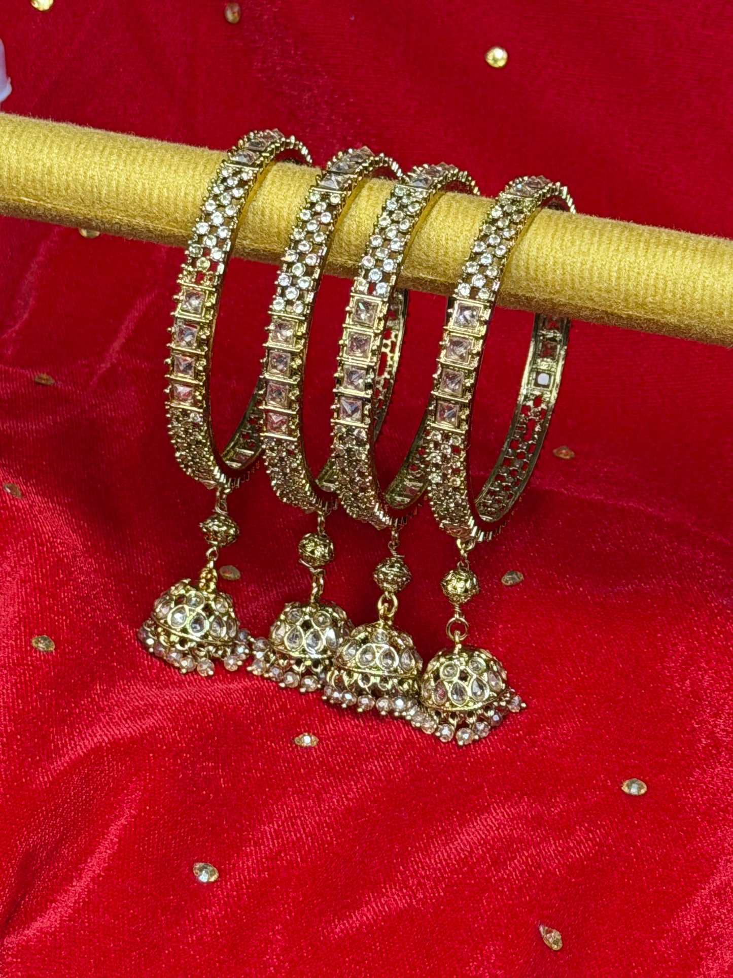 Luxe Goudkleurige Bangles met Jhumka Hangers – Traditionele Statement Sieraden | 4 stuks