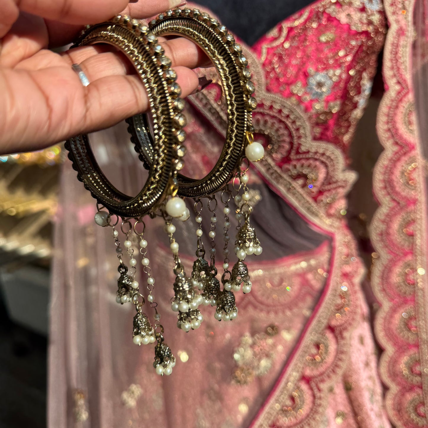 Indiase Bangles met Parelhangers Goudkleurige Armbanden met Steentjes | Set van 2