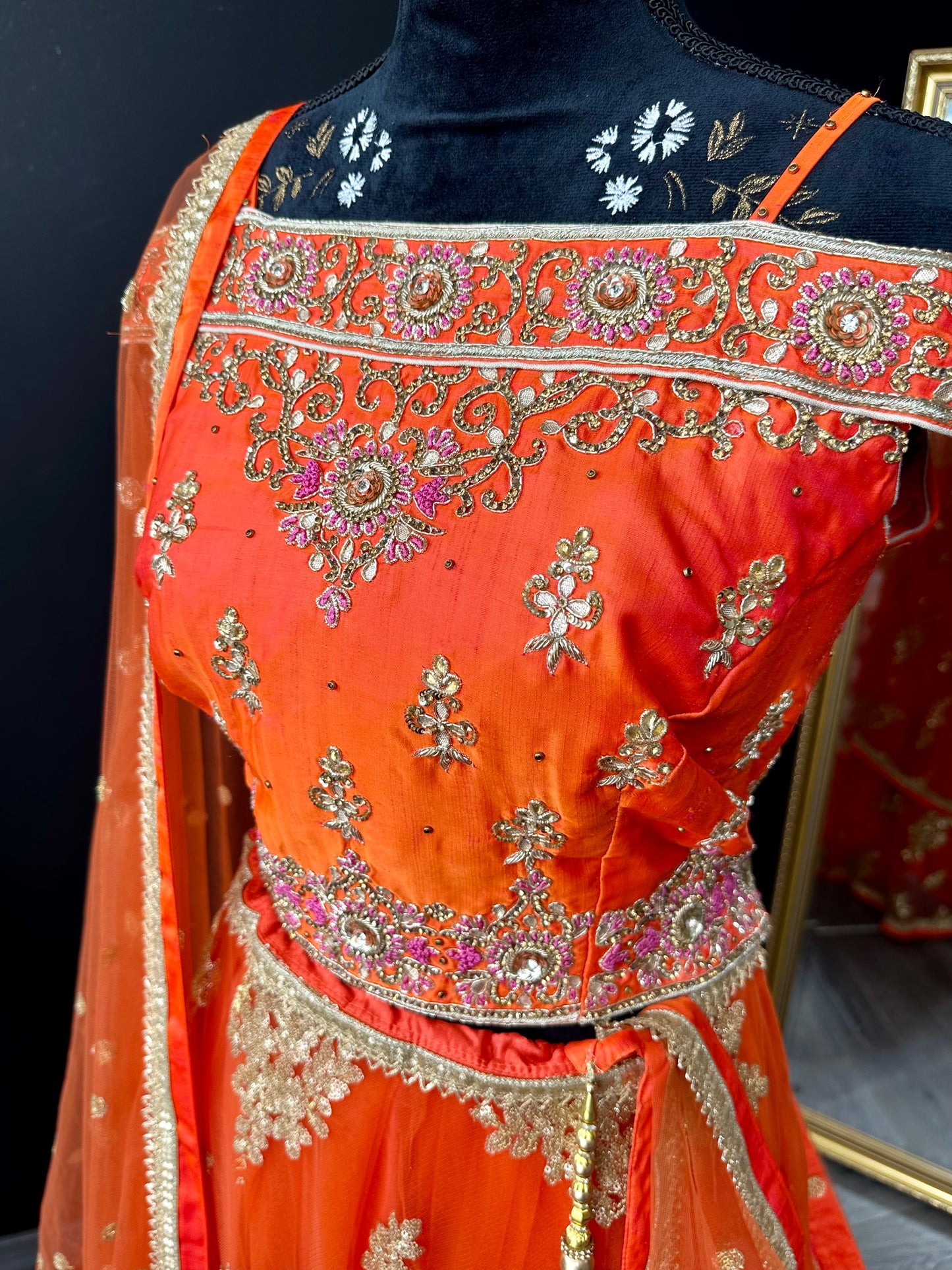 Oranje designer lehenga met gouden borduursels – indiase feestjurk