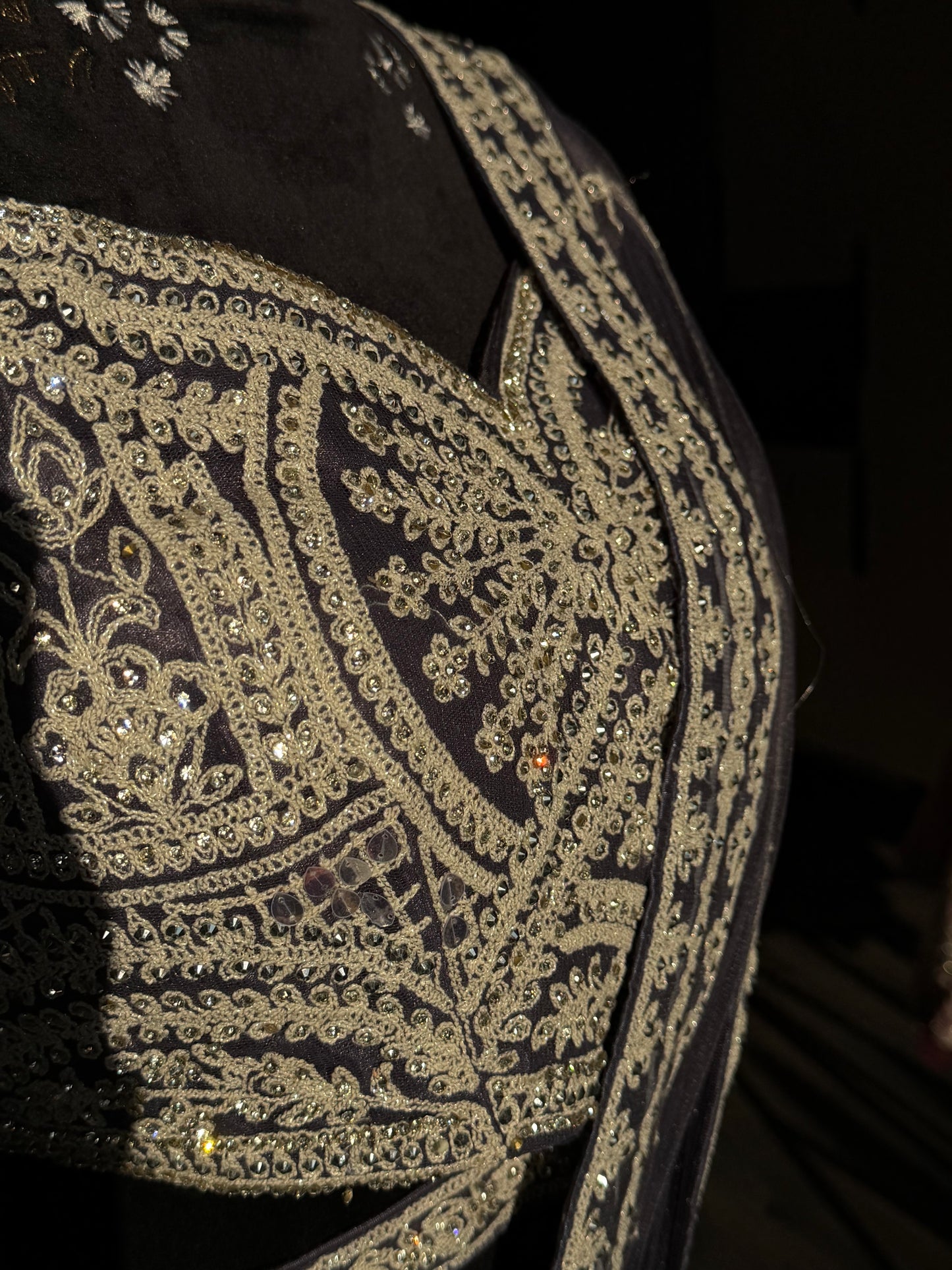 Donkergrijze Lehenga met Zilver Borduurwerk