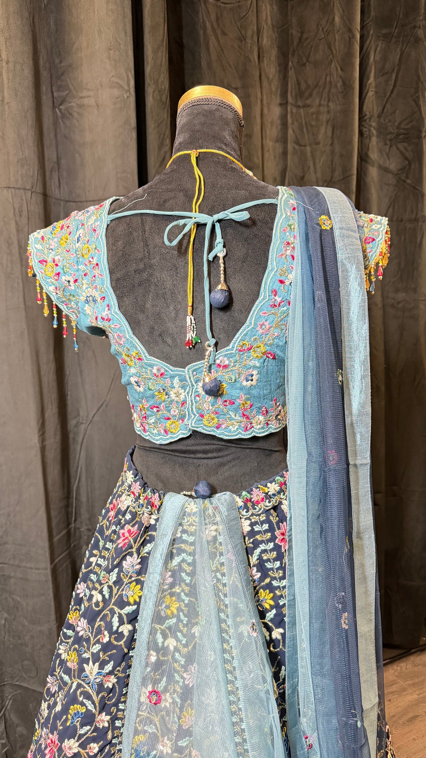 Navy Blue Floral Lehenga met Luxe Embroidery