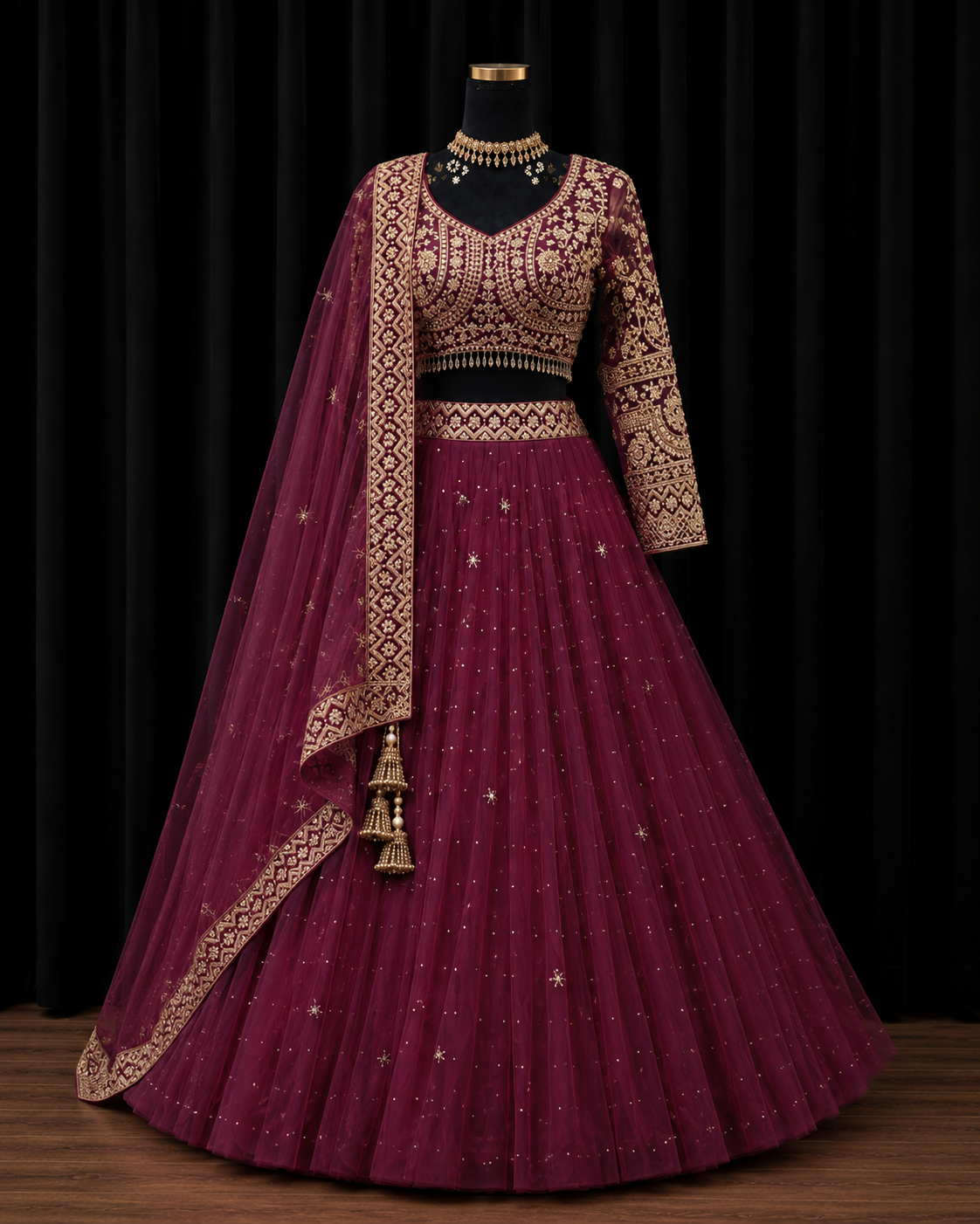 Burgundy Net Party Wear Lehenga met Gouden Details