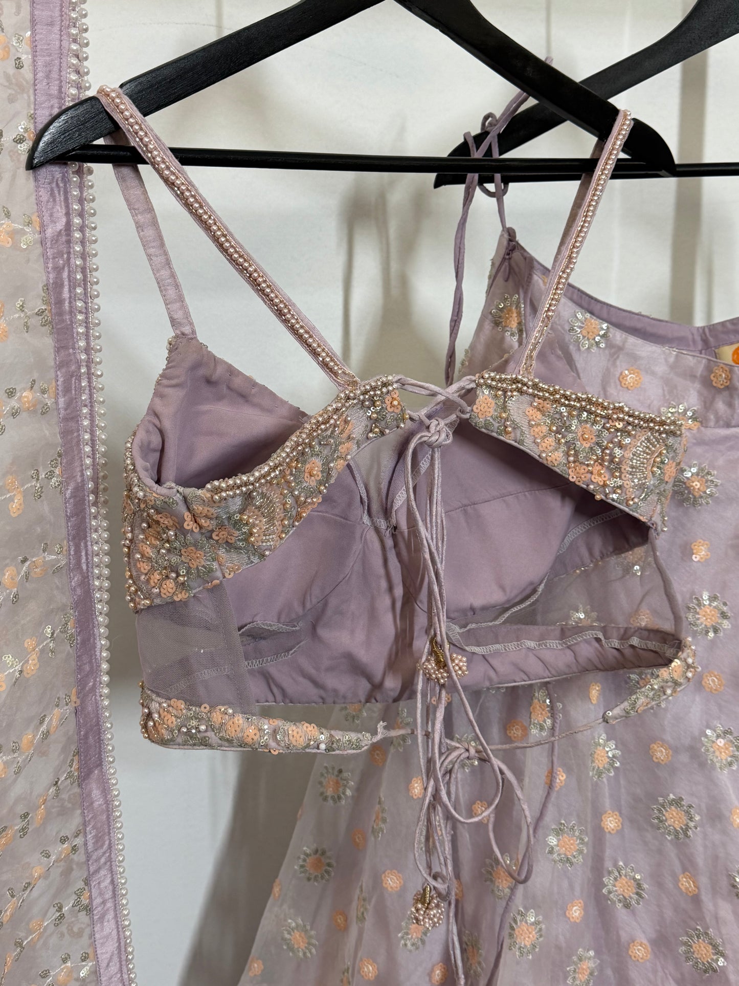 Lavender Peach Embroidered Lehenga – Subtiel & Romantisch