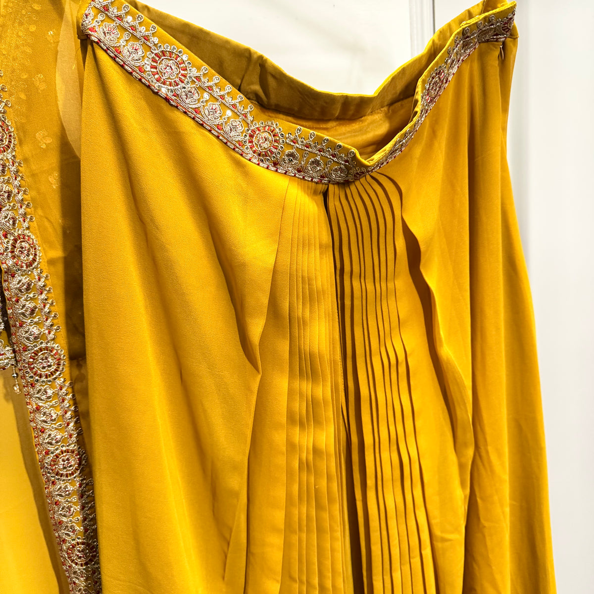 Zoya Mustard Gold Lehenga Set met Luxe Geborduurde Cape