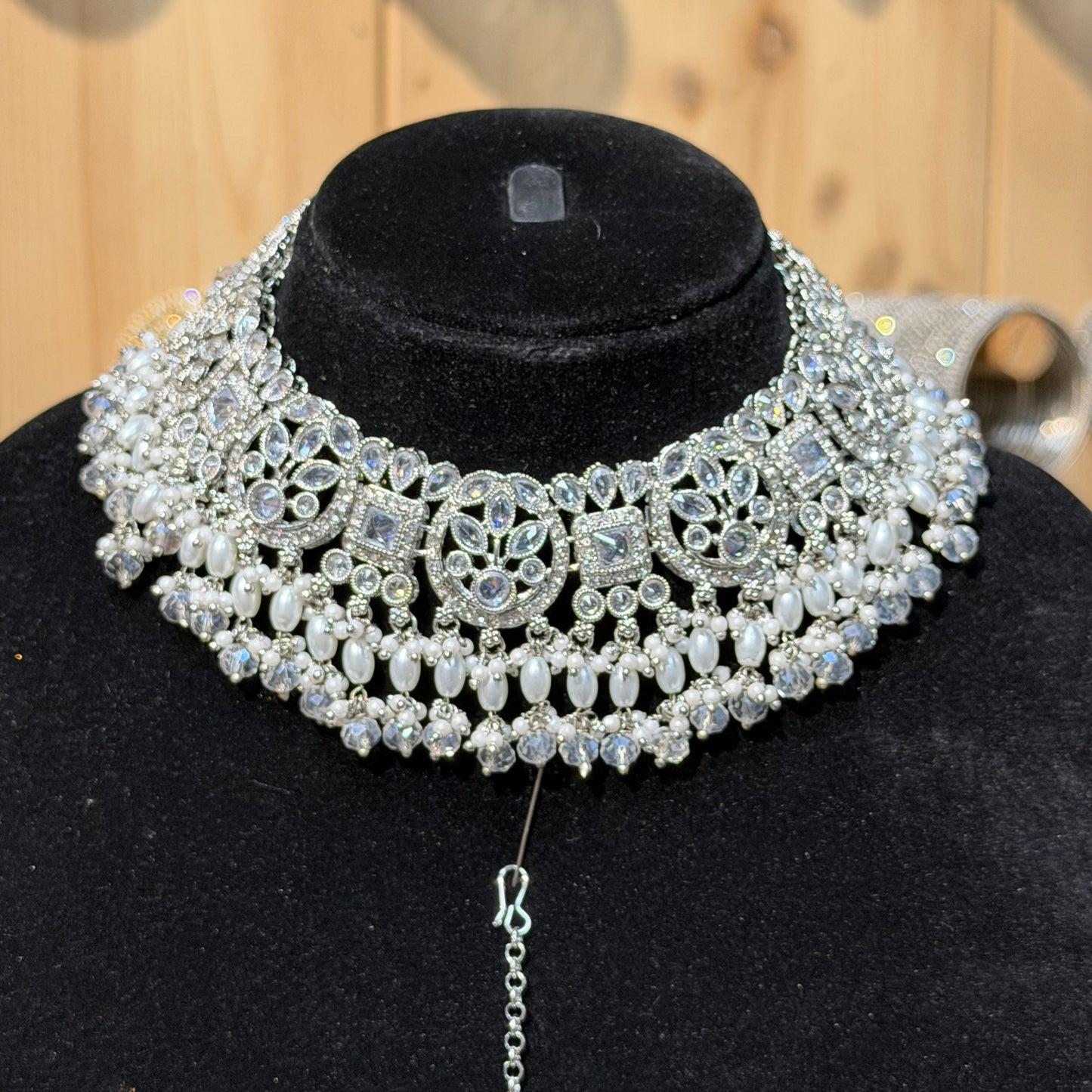 Amara Ivory Kundan Choker Set – Luxe 3-delige Sieradenset
