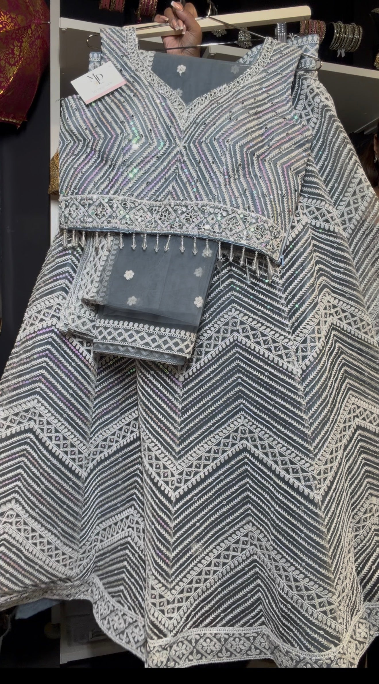 Moderne witte en blauw lehenga met borduursels indiase feestjurk