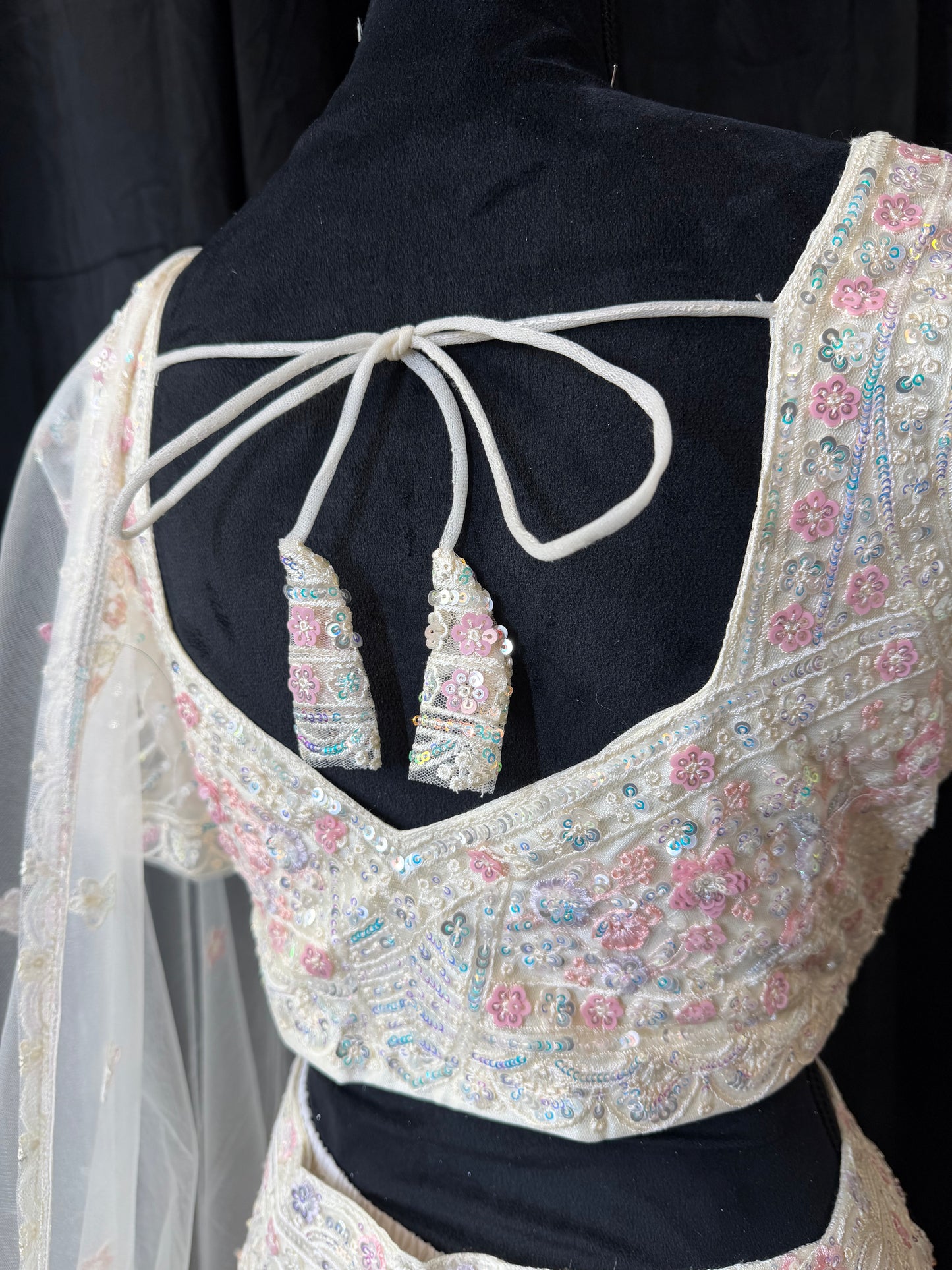 Champagne Peacock Lehenga – Goud / Crème