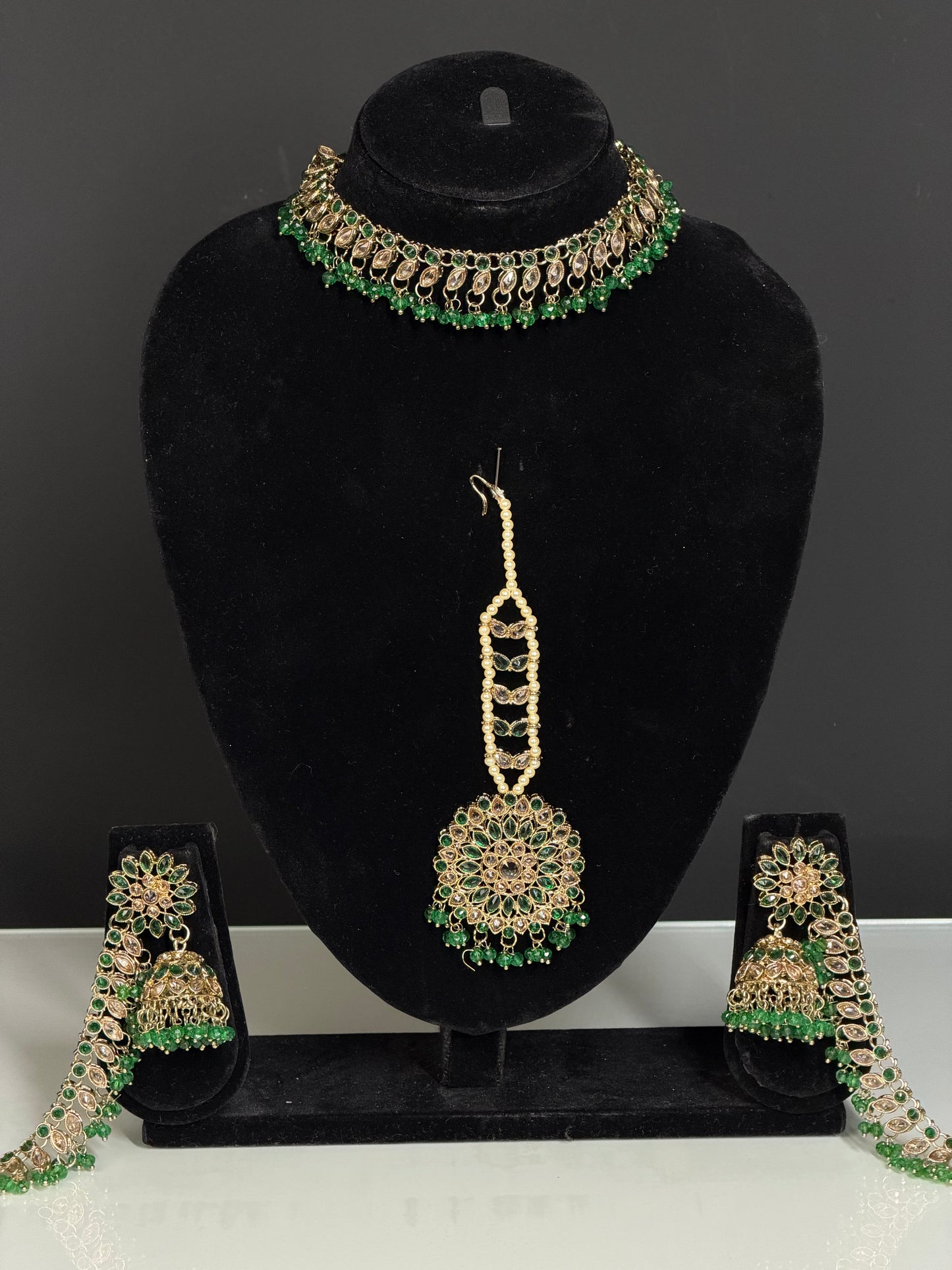 Traditionele Ketting Set met Delicate Hangende Elementen