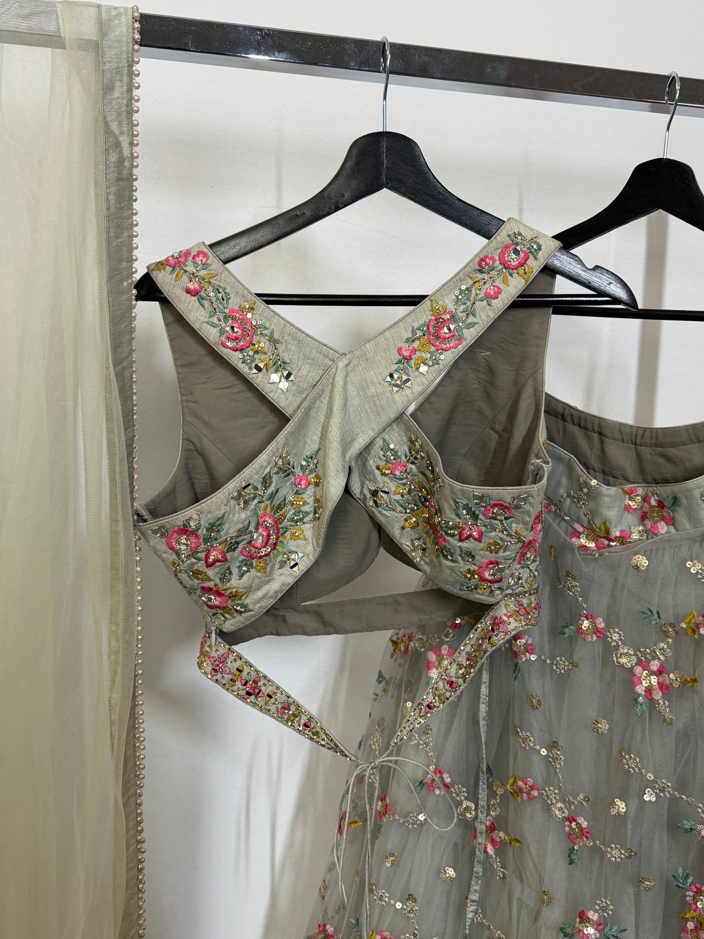 Sage Green Floral Lehenga – Handgeborduurde Bloemen & Spiegelwerk
