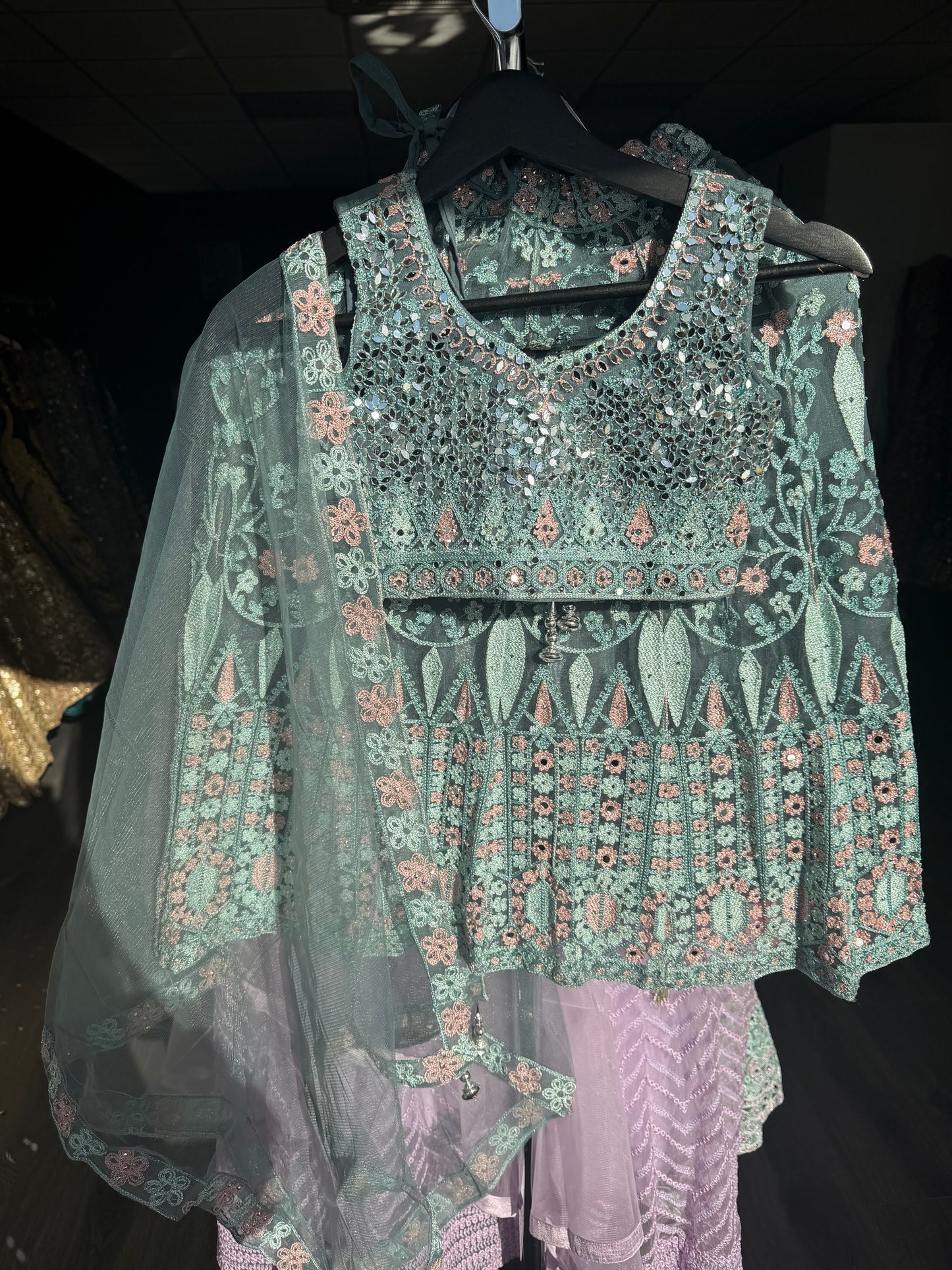 Mintgroene Lehenga met Spiegelborduurwerk