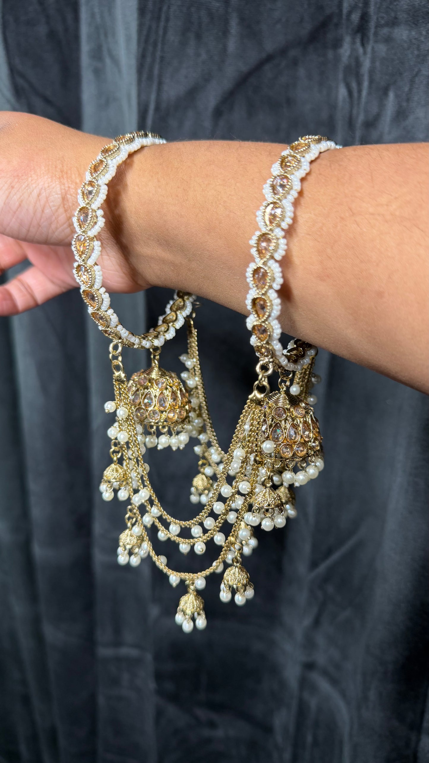 Connected Jhumki Bangle Set met Parels – Indiase Armbanden met Jhumka Bedels | Set van 2