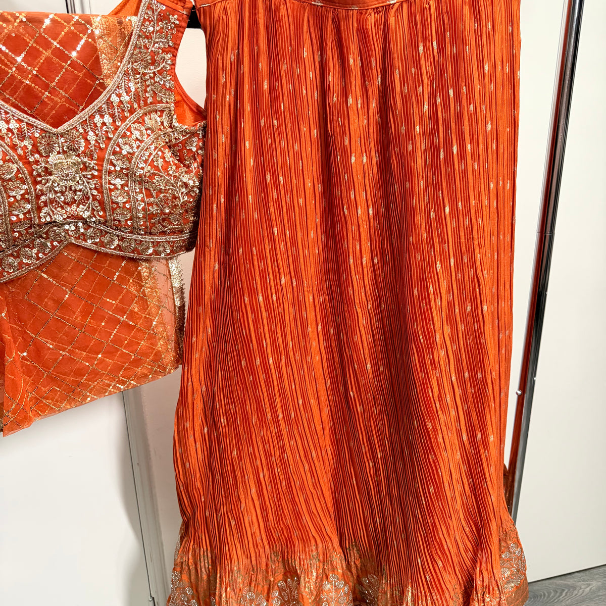 Riya Orange Lehenga met Goudkleurig Borduurwerk