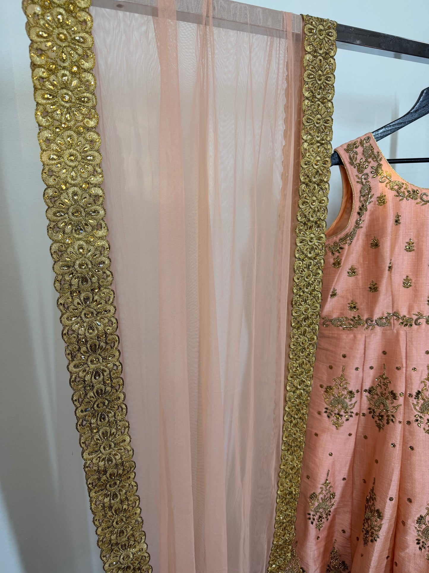 Peach Anarkali met Goud Borduurwerk & Dupatta