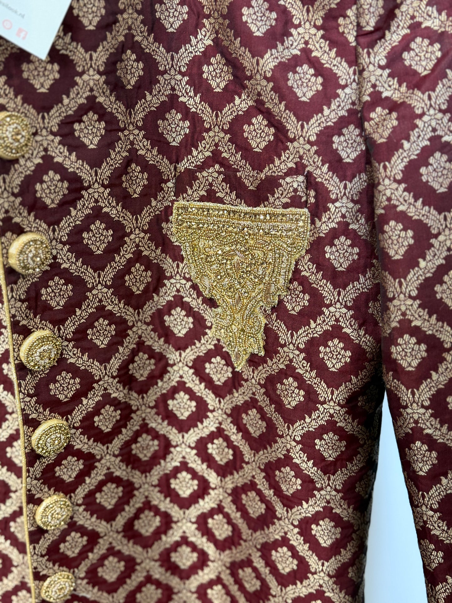 Maroon Sherwani met Goud Brokaat