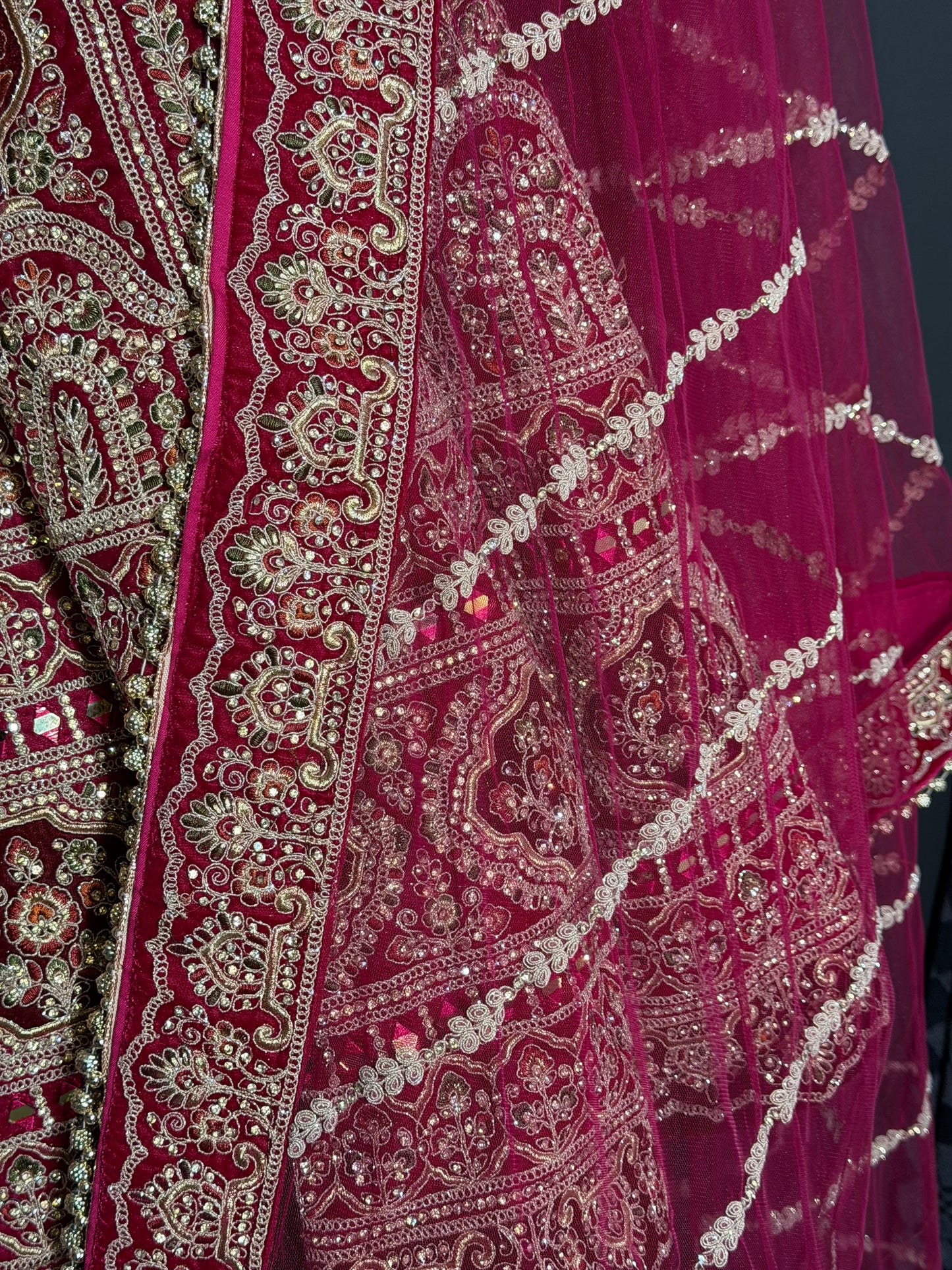 Dieprode bridal lehenga met goud