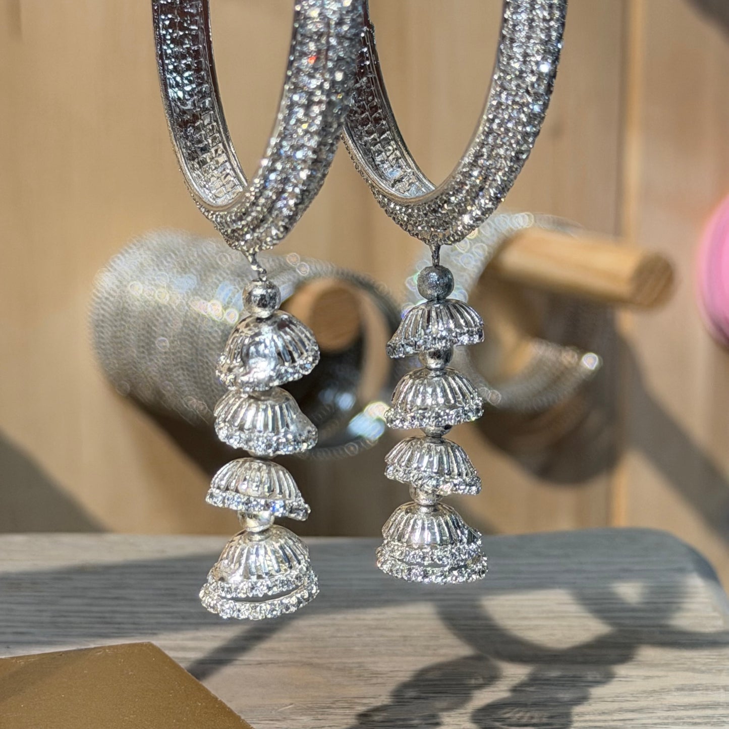 Noor Jhumki Bangle Zilver – Luxe Statement Armband met Jhumki Hangers