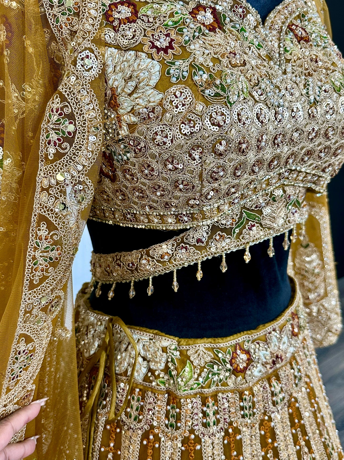 Gouden heavy lehenga met handborduursel | Indiase feestjurk