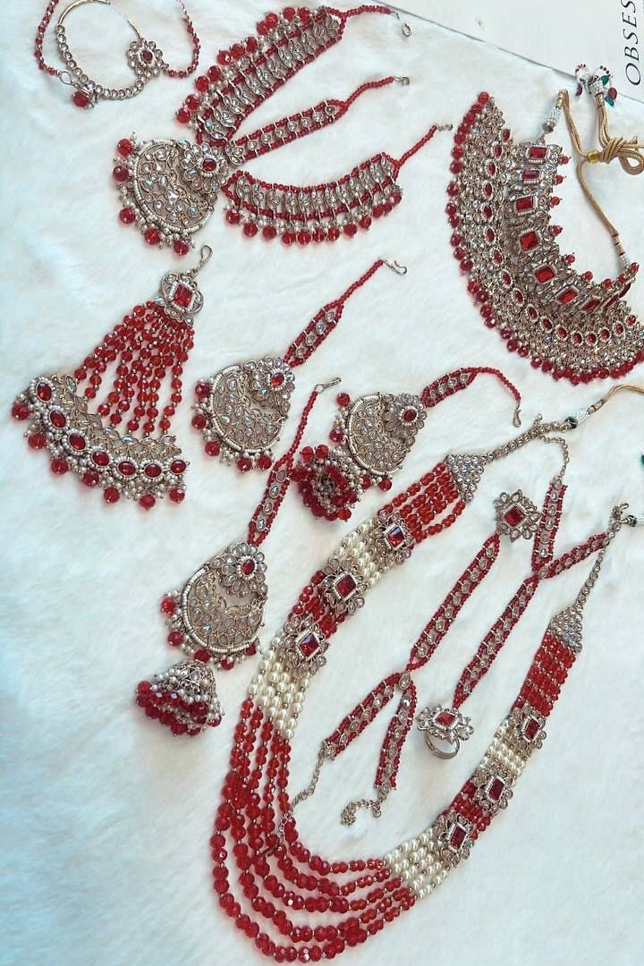 Rode bridal set met steenwerk en kristallen - Indiase bruids sieraden