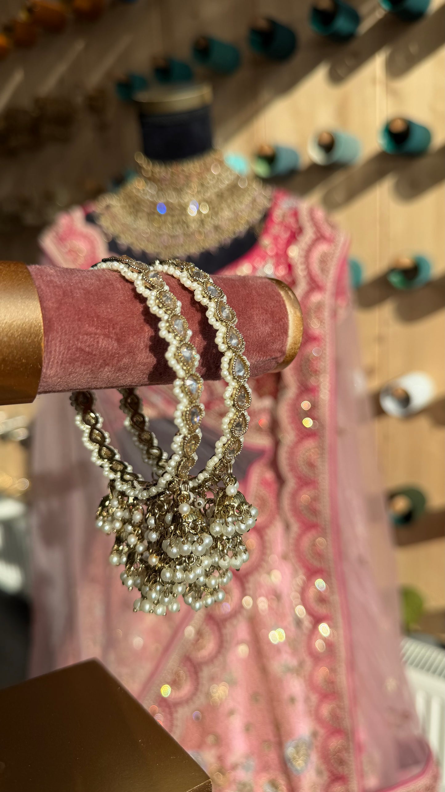 Luxe Statement Armband met Parels & Hangende Jhumka Details