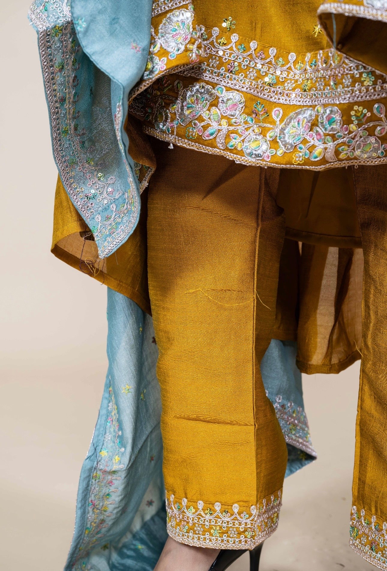 Gele Kurta Set met Blauwe Dupatta – Traditionele Indiase Outfit