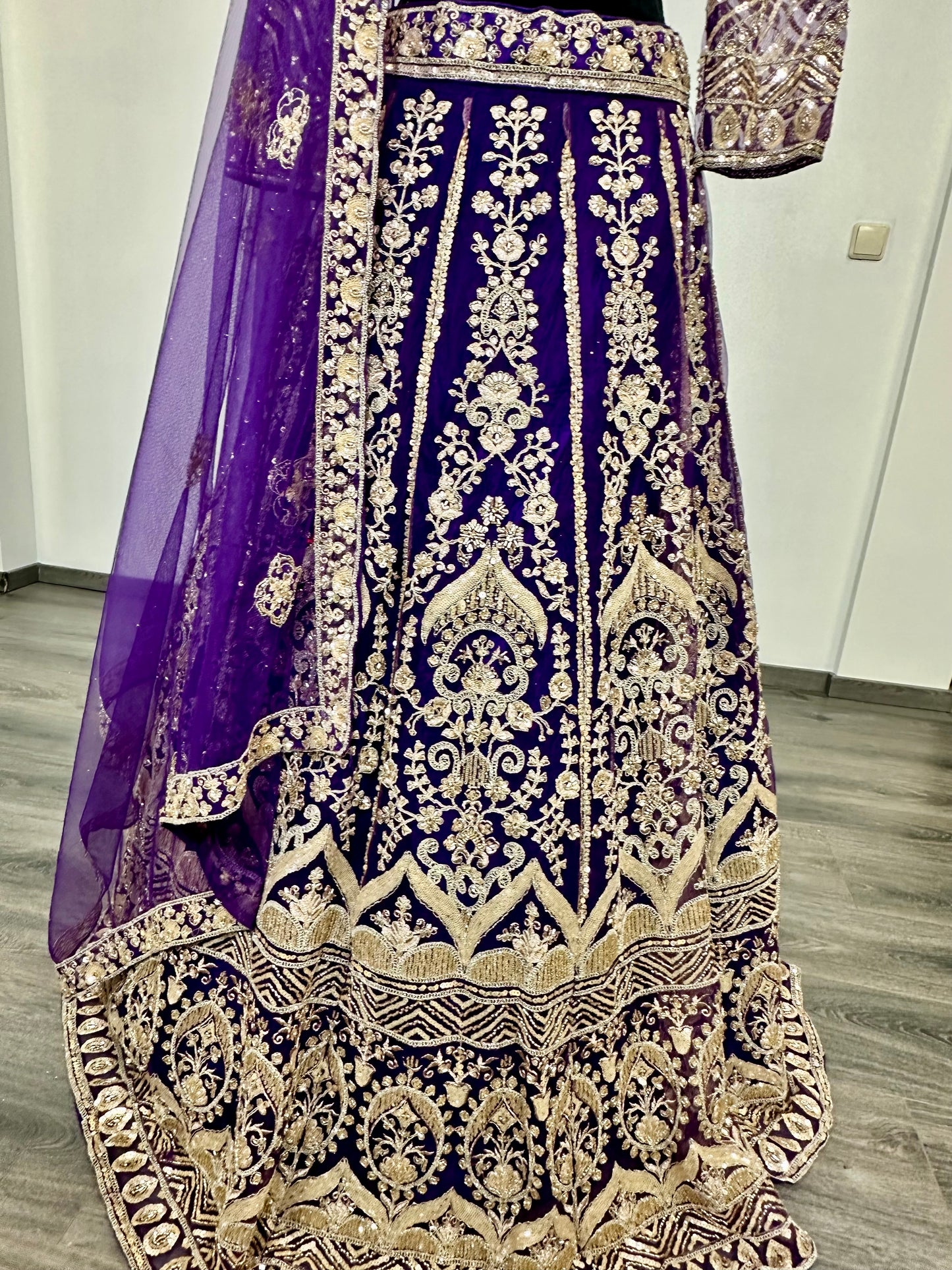 Paarse lehenga met gouden borduurwerk | Luxe Indiase feestjurk dames