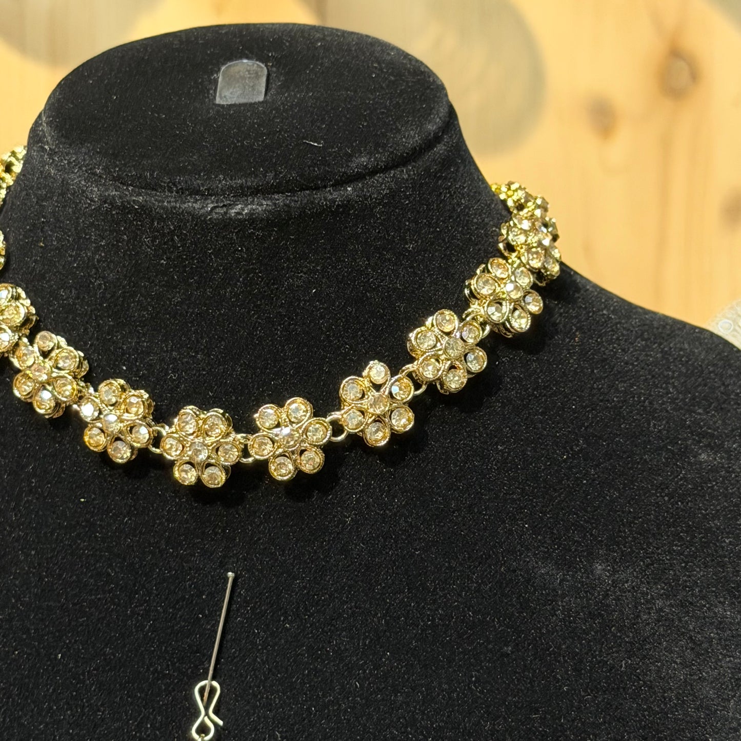 Zohra Floral Kundan Choker Set – Elegante 3-delige Bridal Jewellery