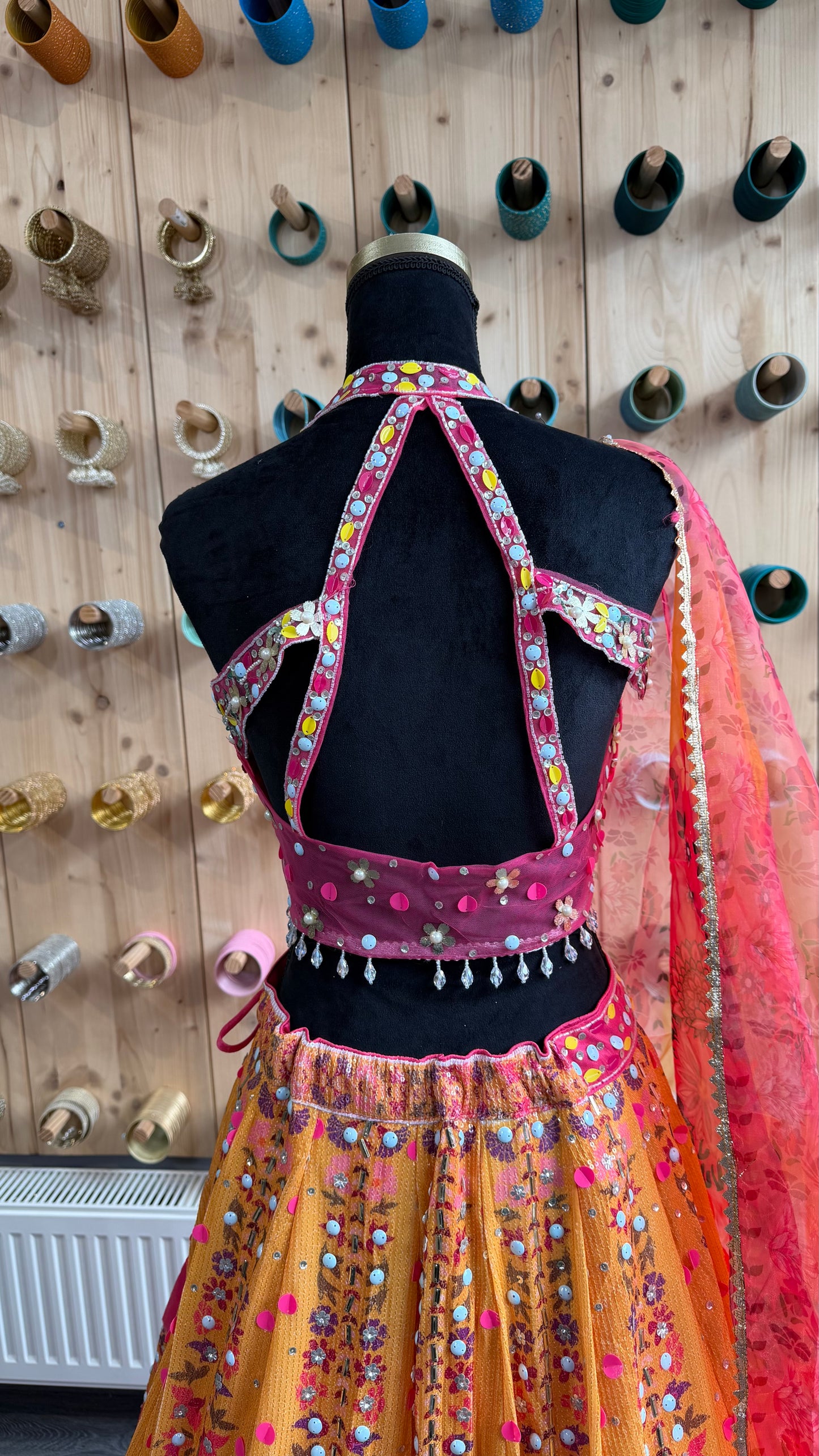 3D Lehenga Fuchsia-Oranje – Kleurrijke Feestoutfit met Dupatta