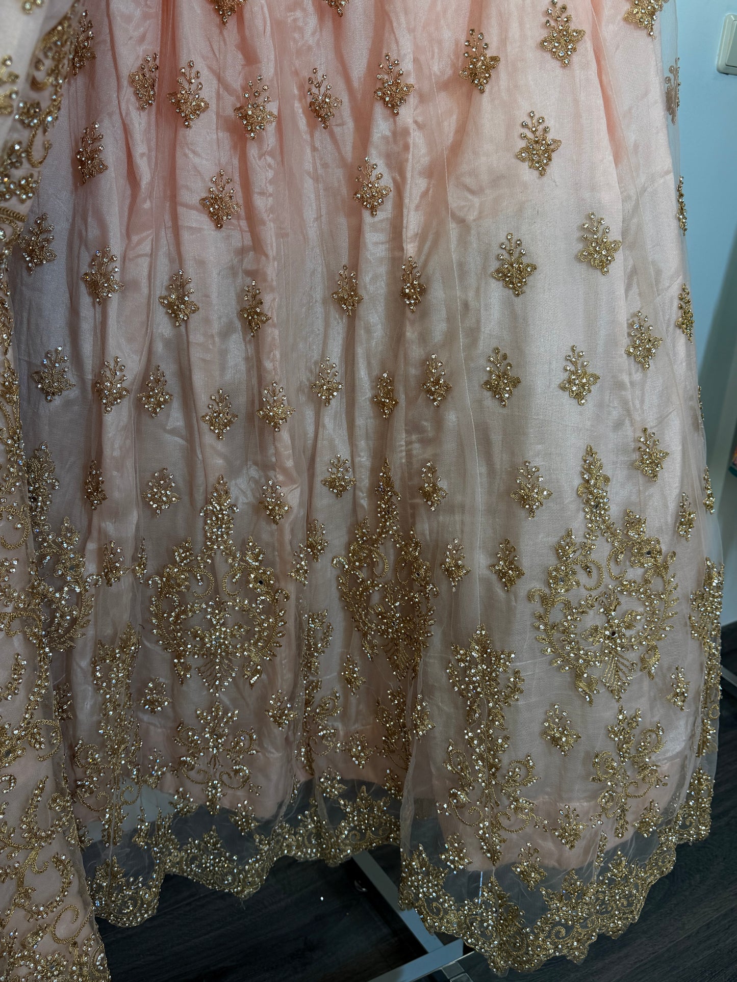 Lichtroze Anarkali Set met Zwaar Goud Borduurwerk