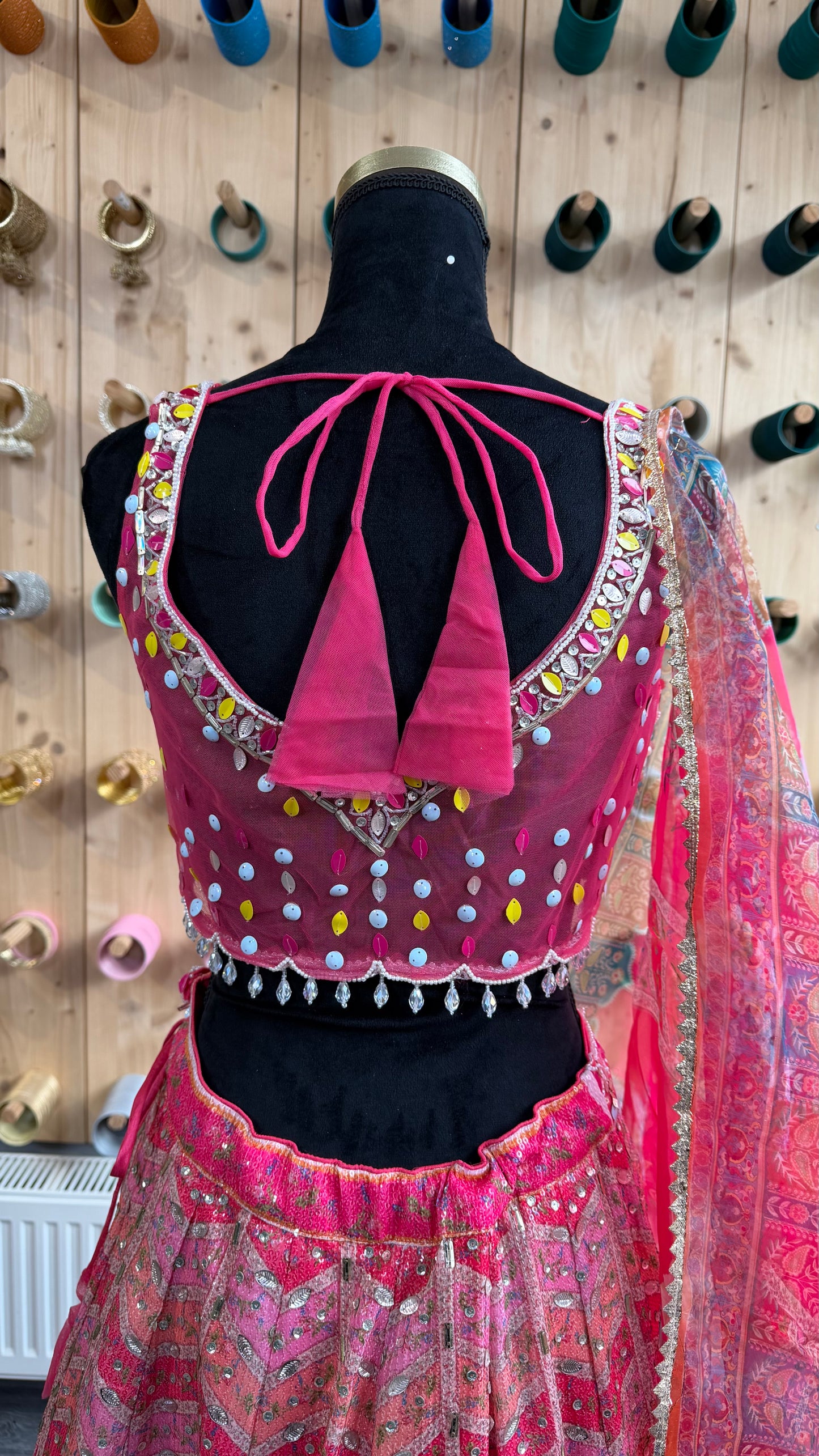3D Lehenga Roze met Multicolor Borduurwerk – Luxe Feestoutfit met Dupatta