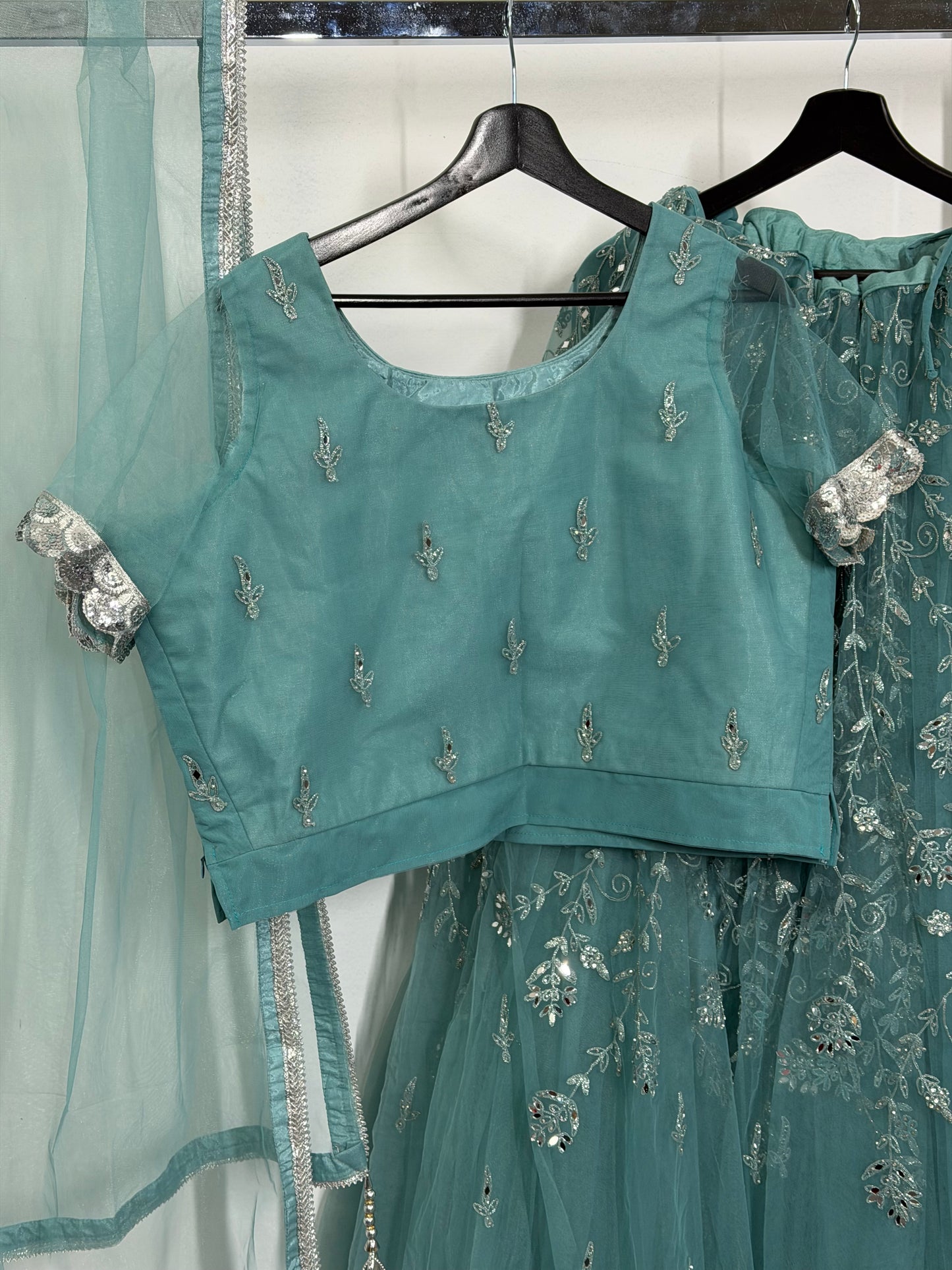 Teal Silver Lehenga – Glitterende Borduursels & Luxe Look