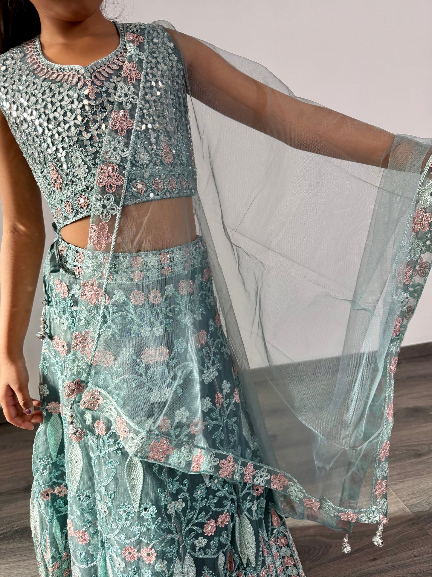 Mintgroene Lehenga met Spiegelborduurwerk