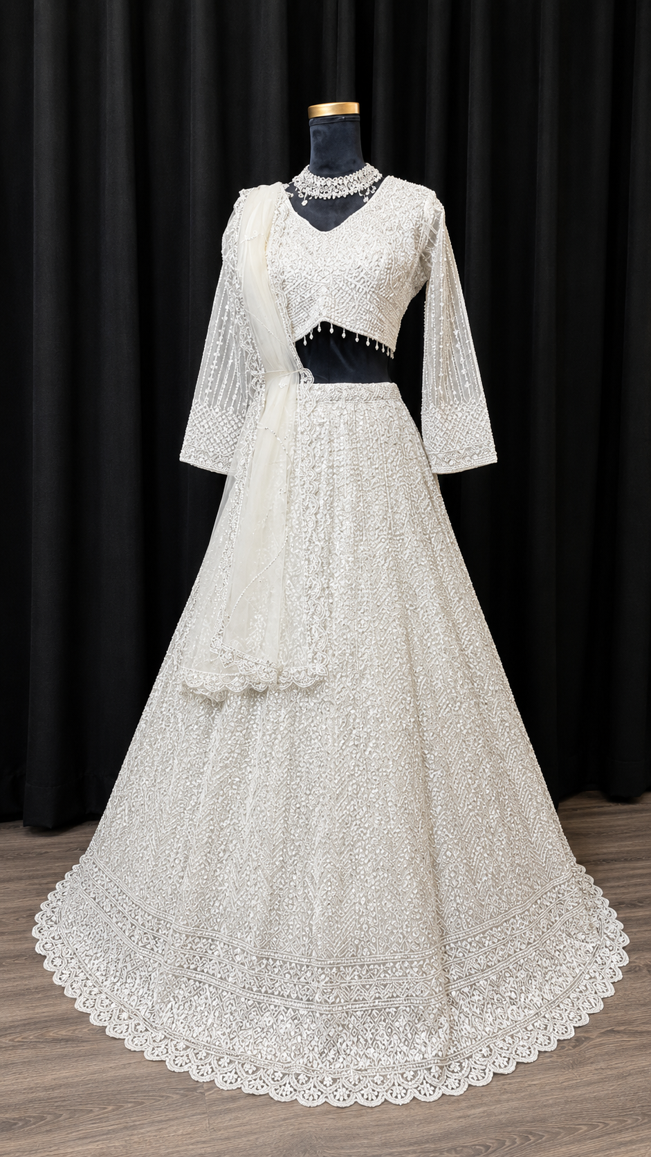 Witte Luxe Party Wear Lehenga met Designer Embroidery