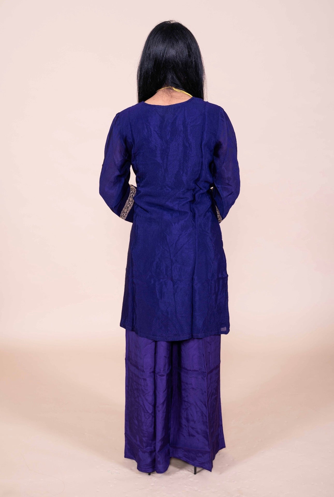 Donkerpaarse Palazzo Set met Goud Borduurwerk – Luxe Indiase Outfit