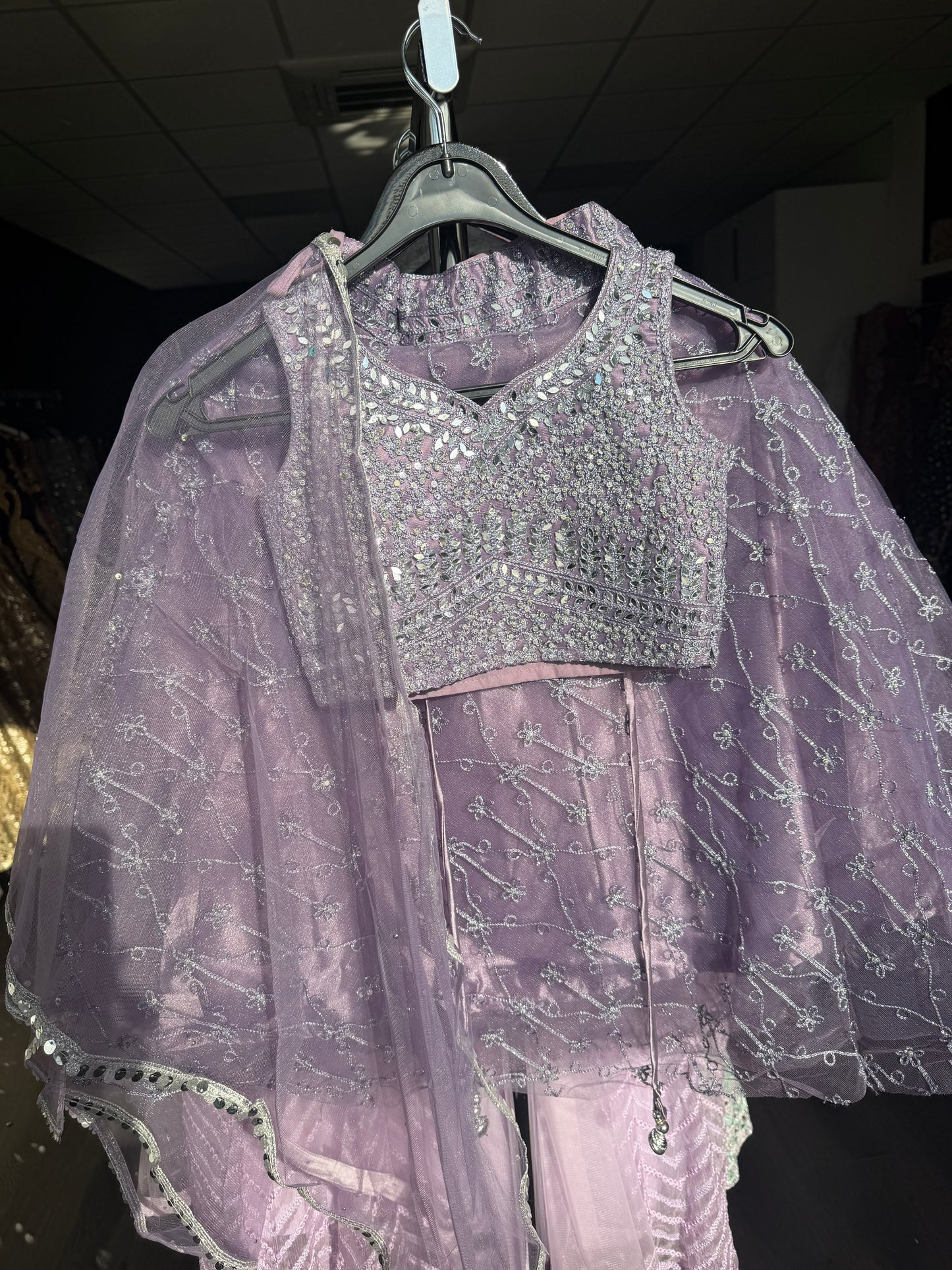 Lavendel Lehenga met Glanzende Details