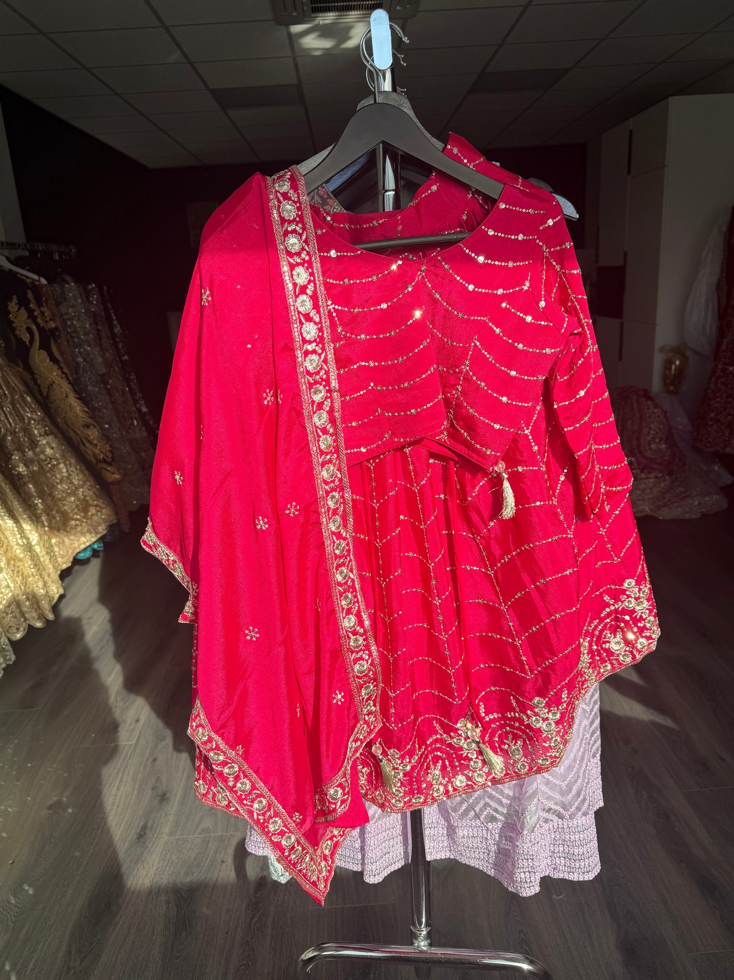 Rode Lehenga met Gouden Accenten