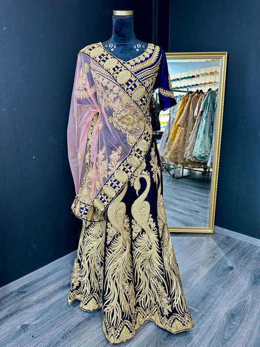 Donkerblauwe velvet lehenga met gouden borduurwerk – luxe Indiase avondjurk
