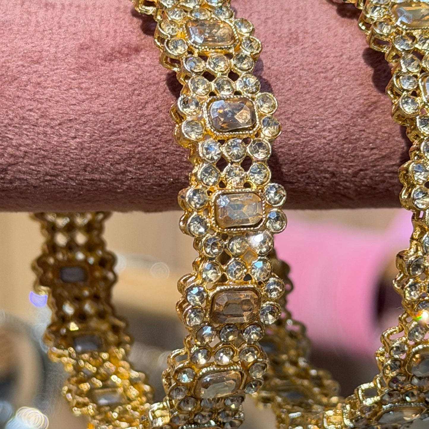 Amira Kundan Bangles Champagne – Luxe Gouden Armbanden met Champagne Kristallen