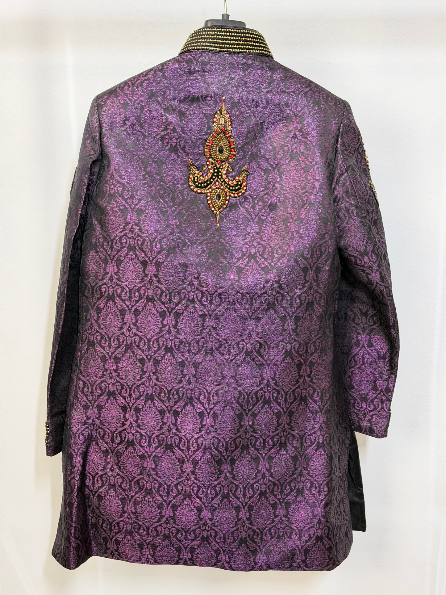Purple Sherwani met Handgemaakte Stonework Motieven