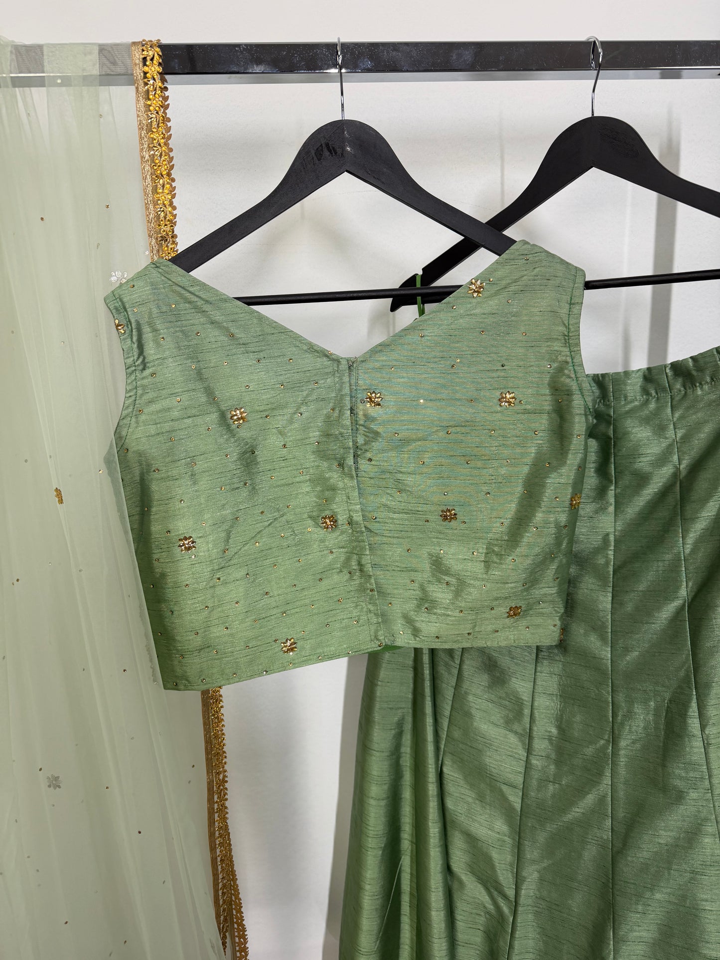 Olive Green Silk Lehenga – Klassiek & Tijdloos