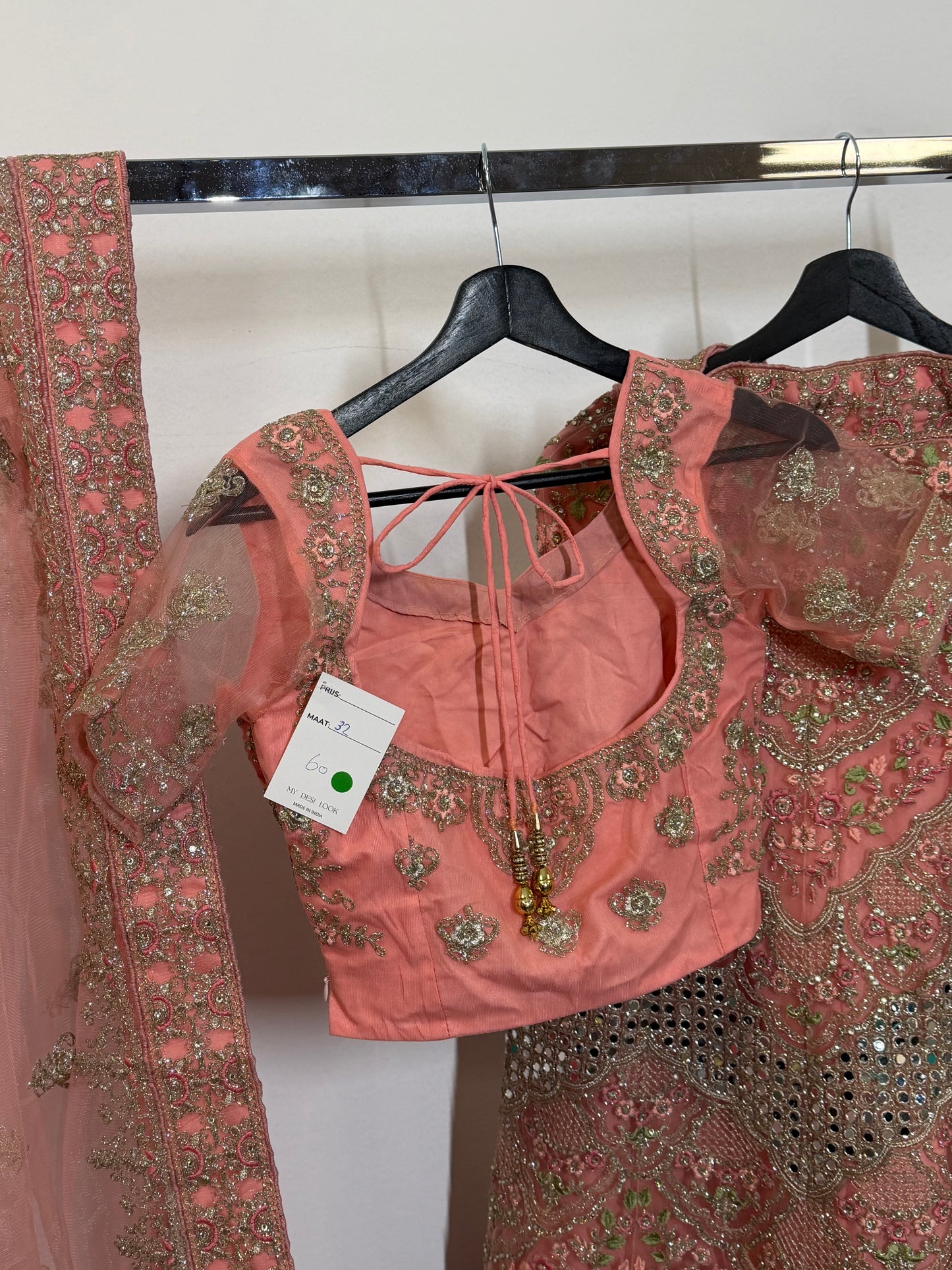 Coral Embroidery Lehenga – Zwaar Borduursel