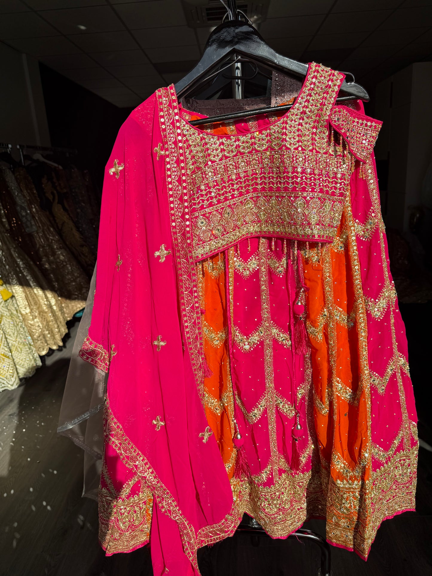 Fuchsia & Oranje Gouden Lehenga